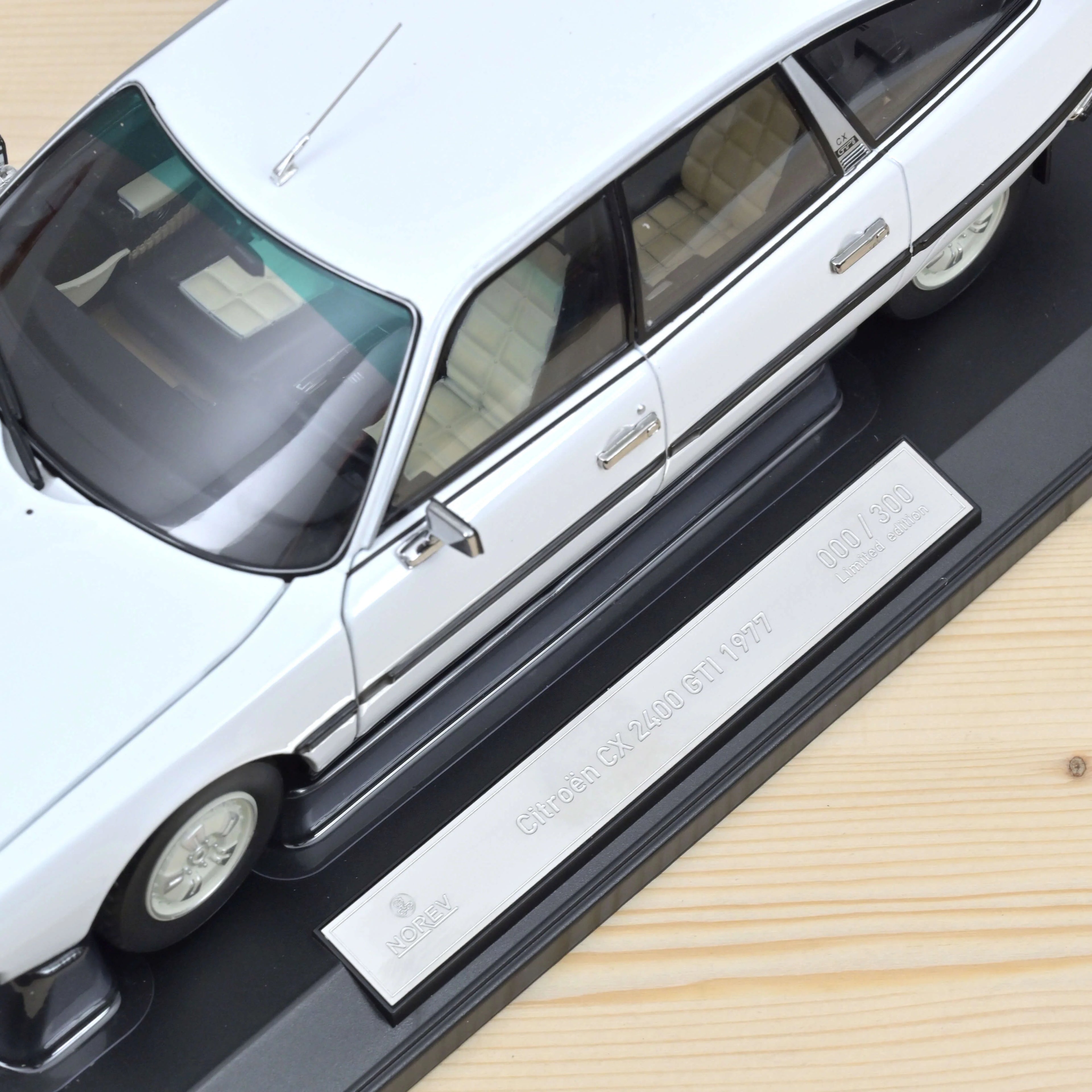 Citroën CX 2400 GTI 1977 Weiß 1:18 - 300 Stk.