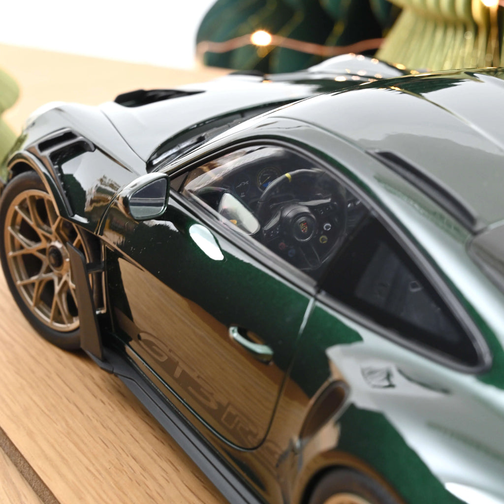 Porsche 911 GT3 RS 2022 Jetgreen metallic and Black 1:12
