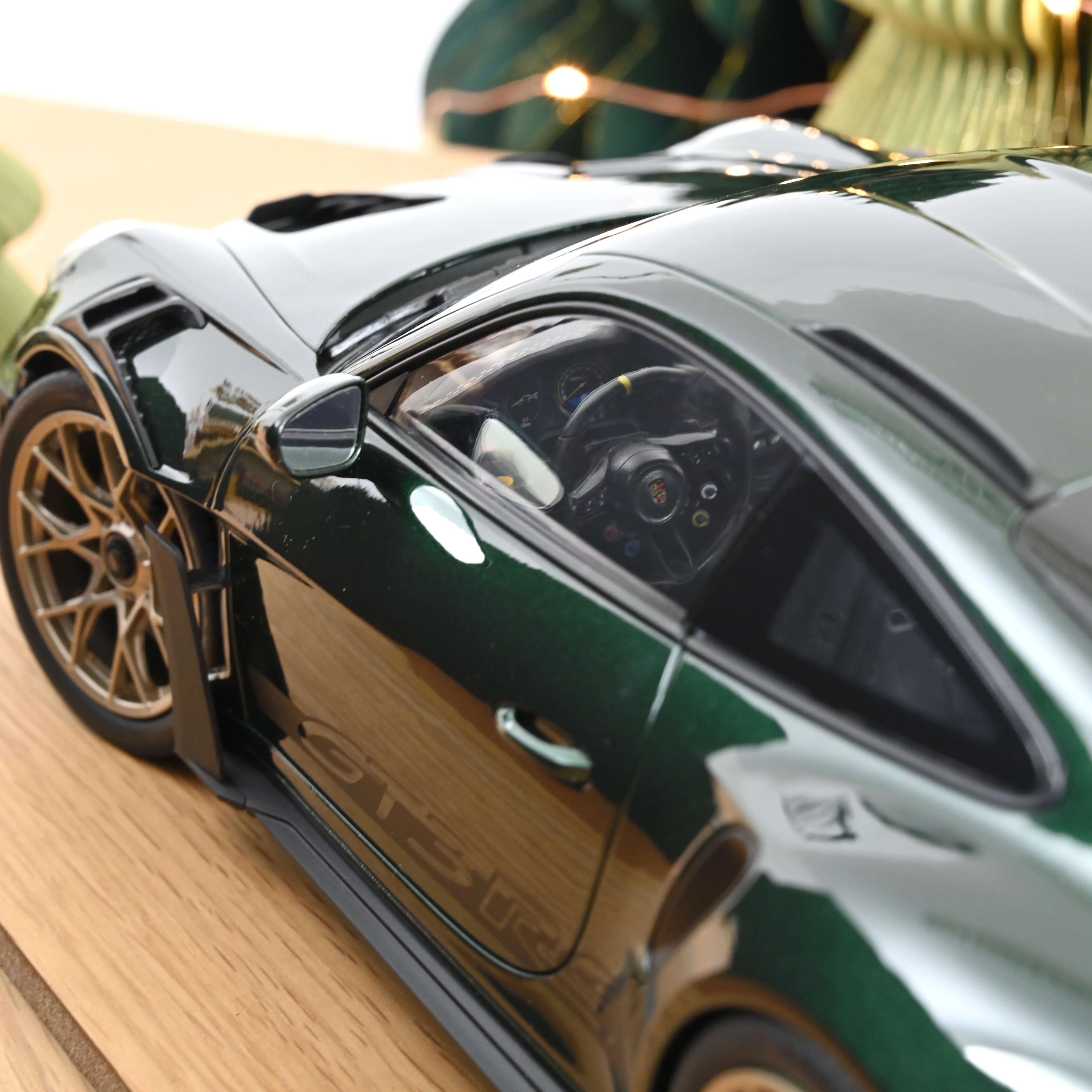 Porsche 911 GT3 RS 2022 Jetgreen metallic and Black 1:12