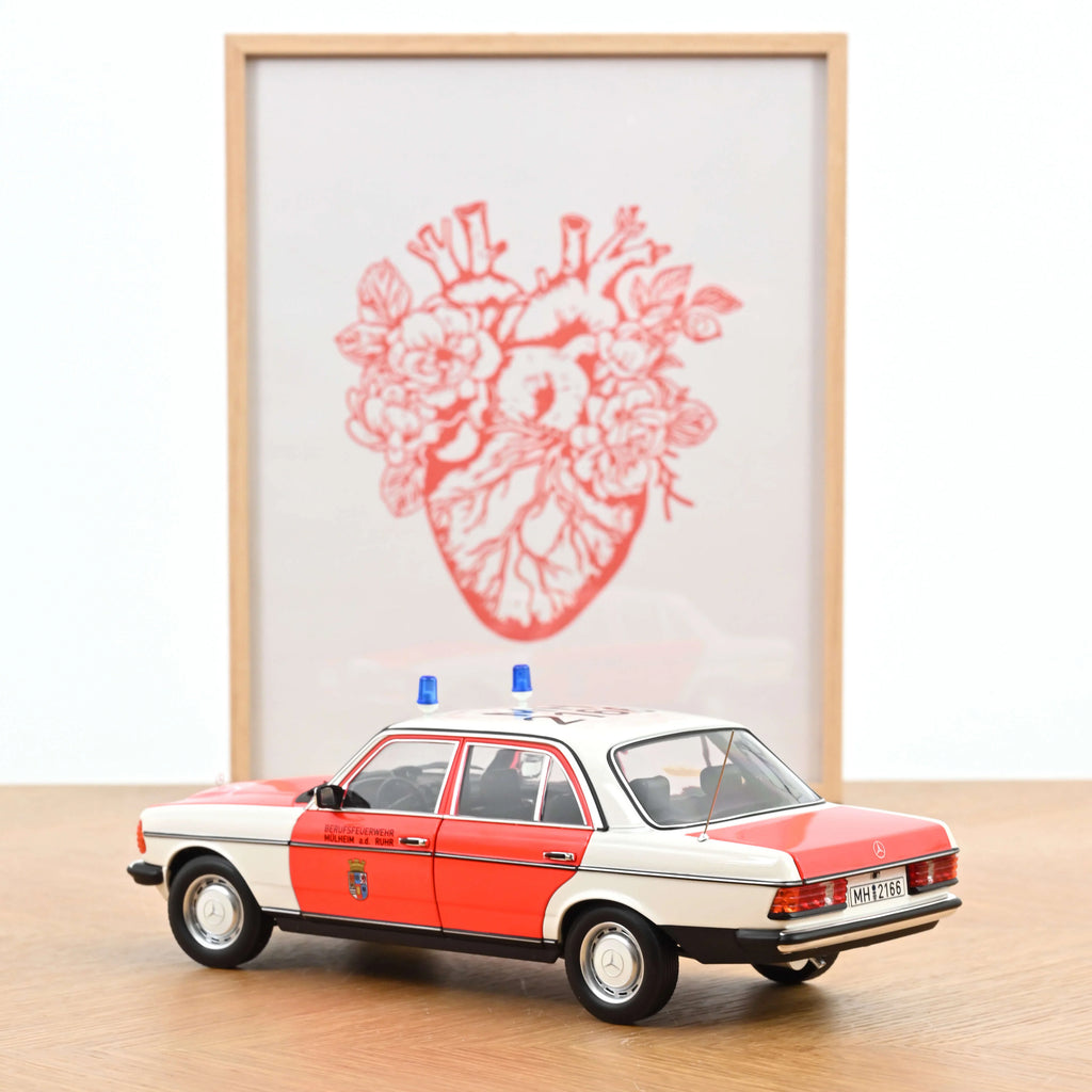 Mercedes-Benz 200 1984 Emergency Ambulance 1:18