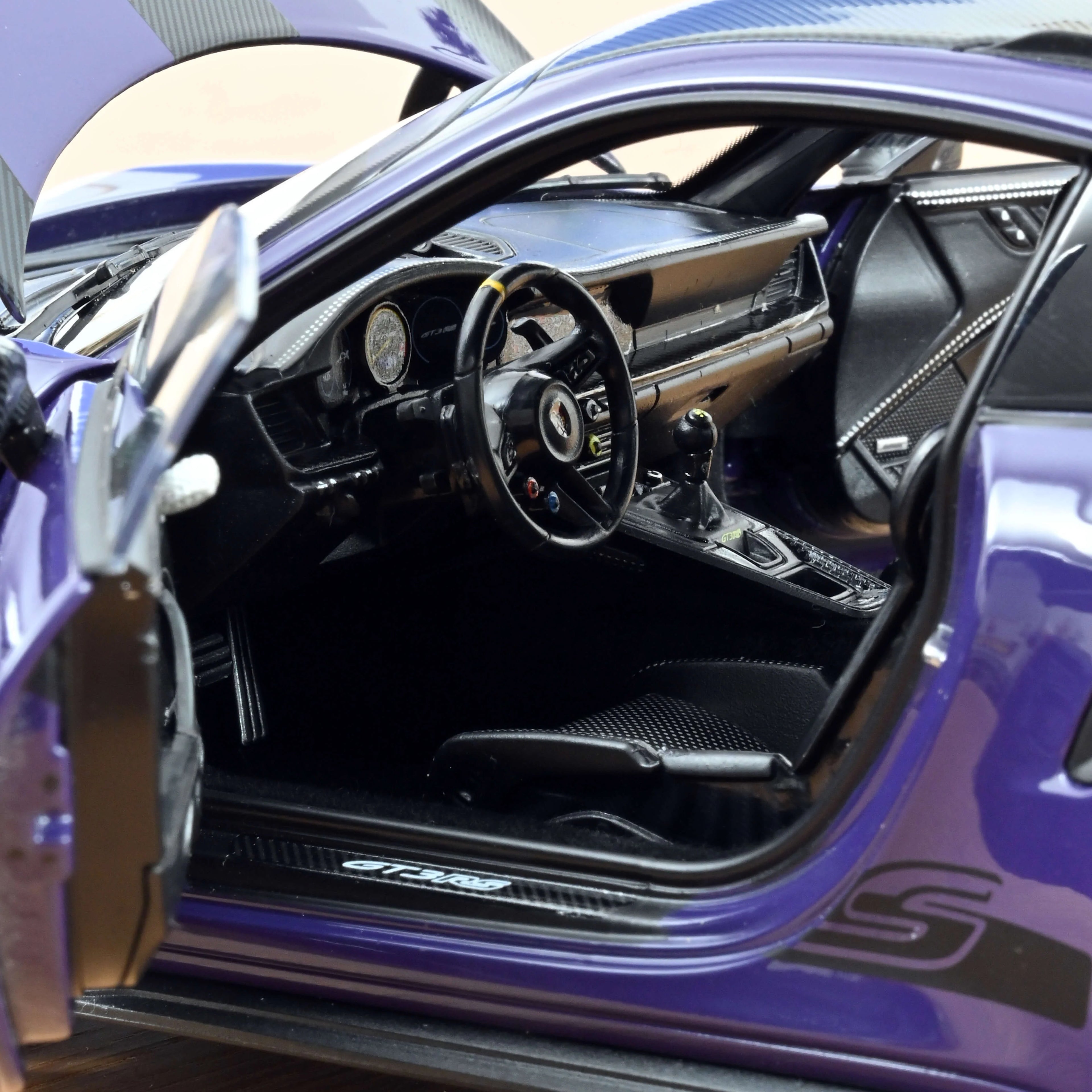 Porsche 911 GT3 RS Weissach pack 2022 Ultraviolet 1:18