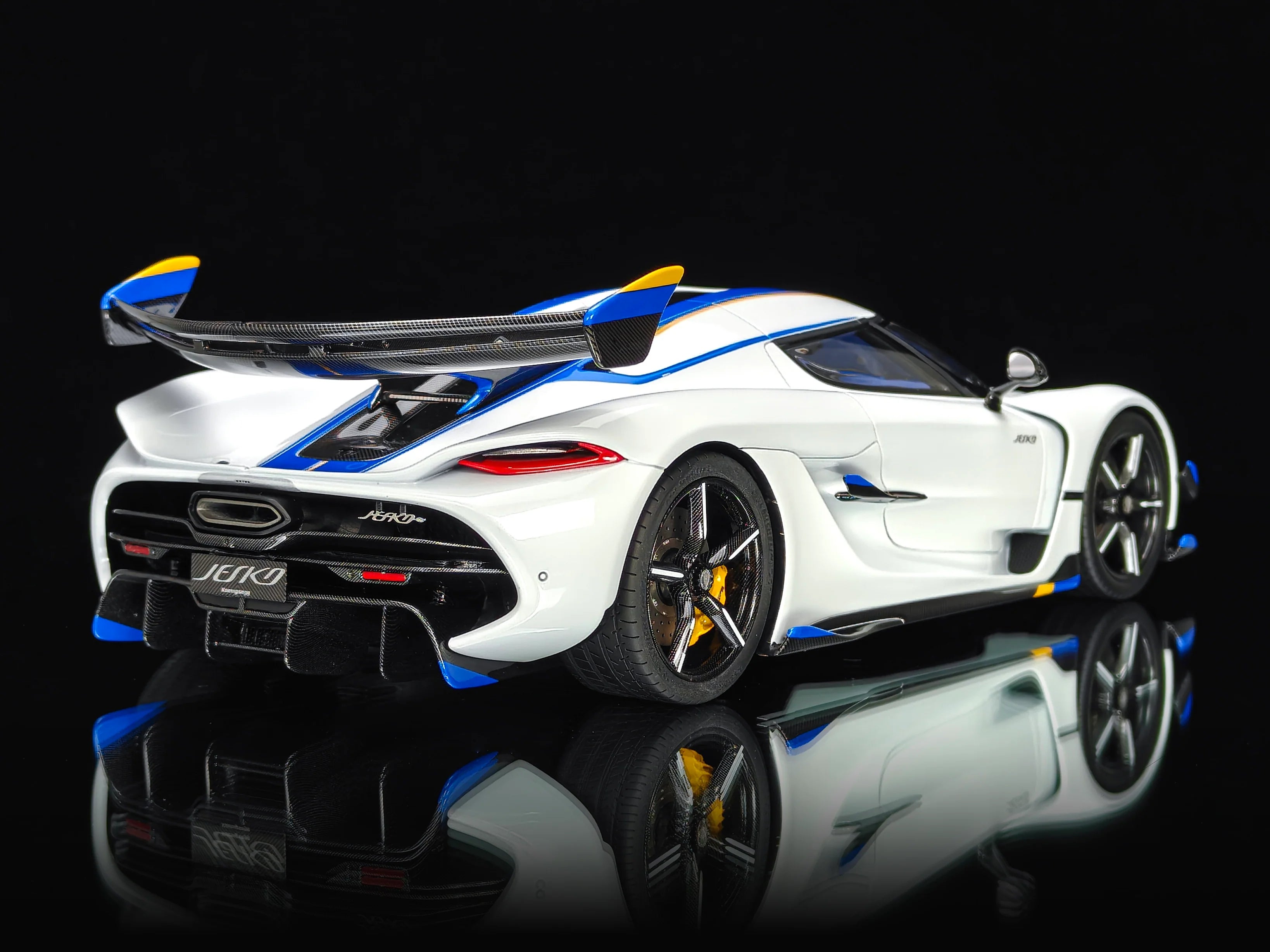 Pre-order FrontiArt Koenigsegg Jesko 7283 Crystal White - Limited 100 pcs
