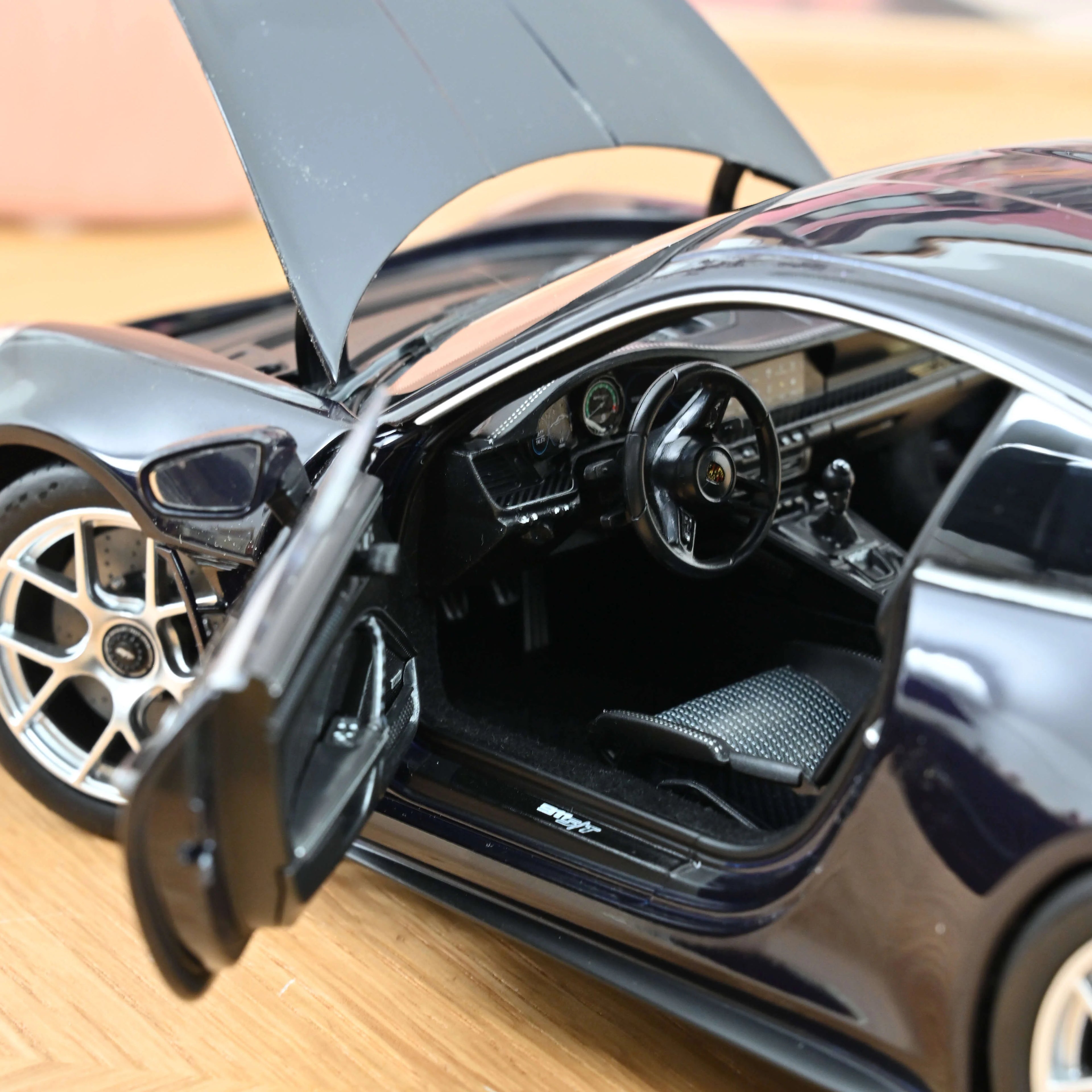 Porsche 911 S/T 2023 Violametallic 1:18 - 400pcs
