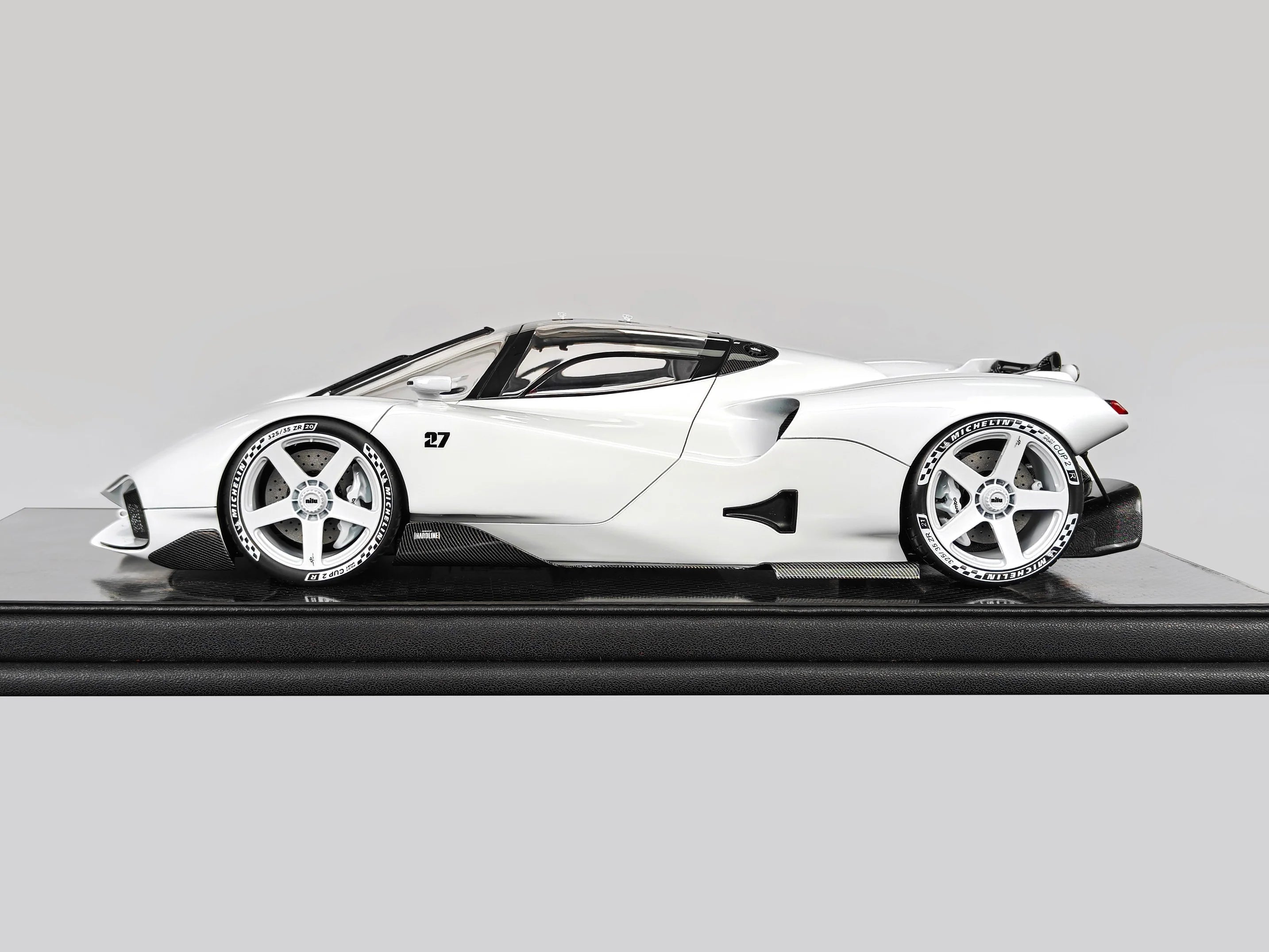Pre-order FrontiArt Nilu27 White - Limited 500 pcs