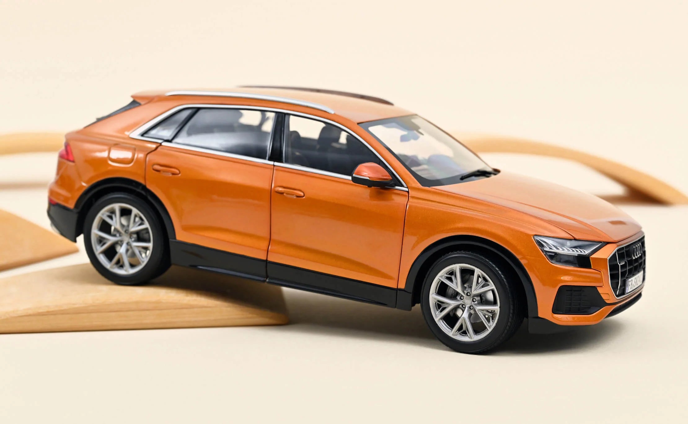 Audi Q8 2018 Orange Metallic 1:18