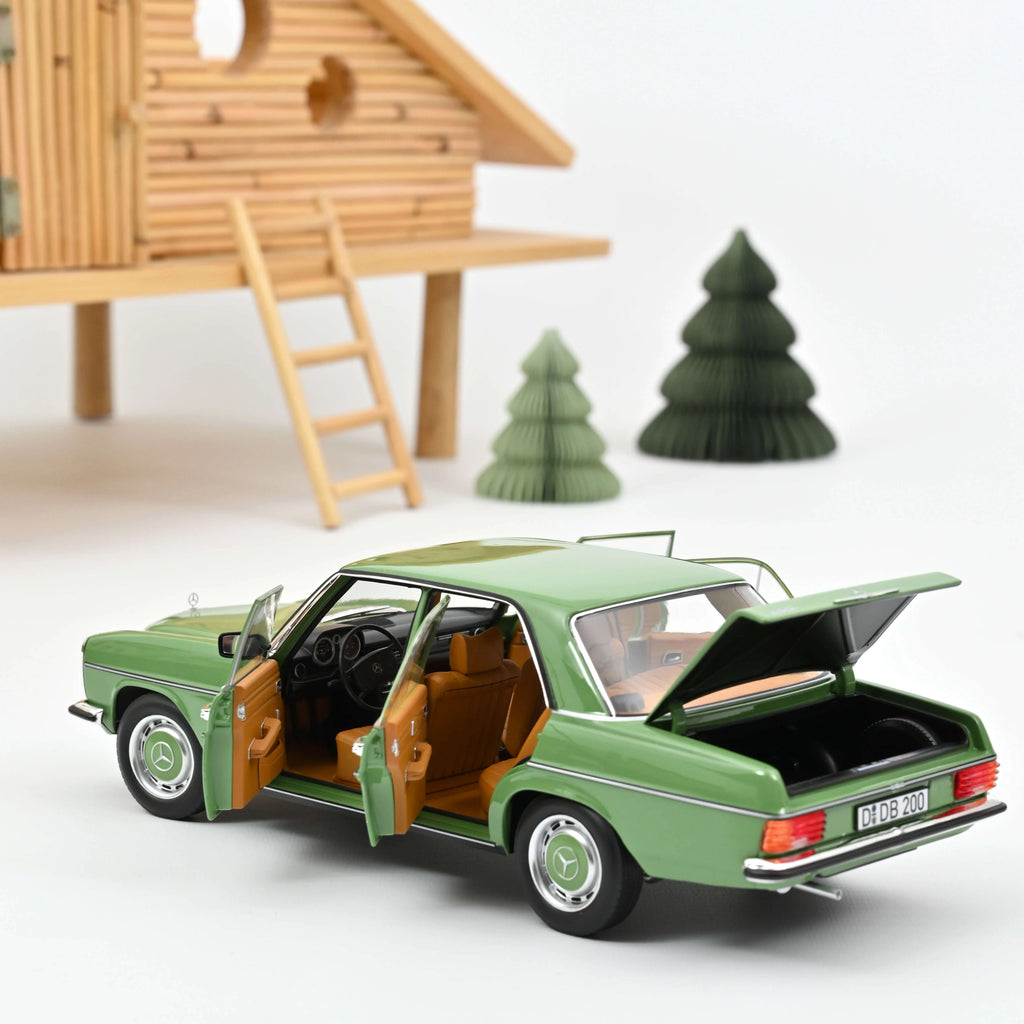 Mercedes-Benz 200 1973 Verte 1:18