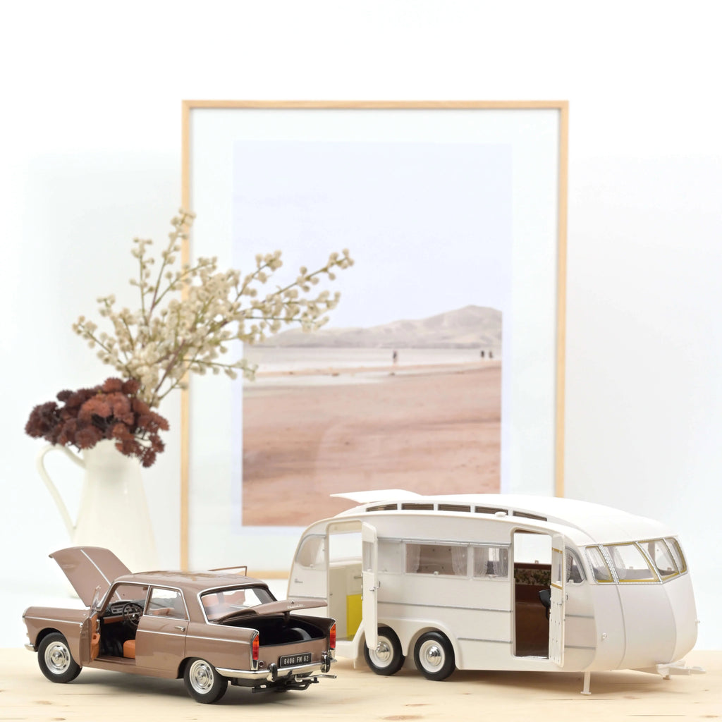 Peugeot 404 1965 Brun métallisé avec Caravane Hénon 1:18