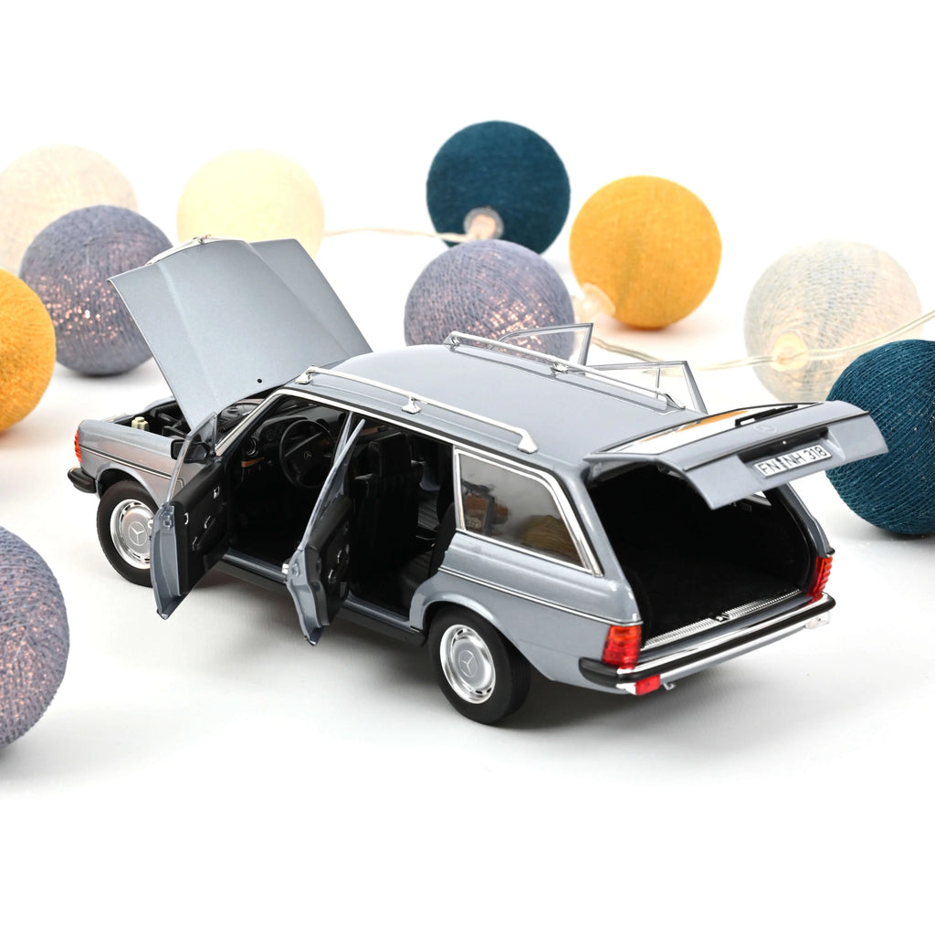Mercedes-Benz 200 T 1982 Silverblue met 1:18 - 300pcs