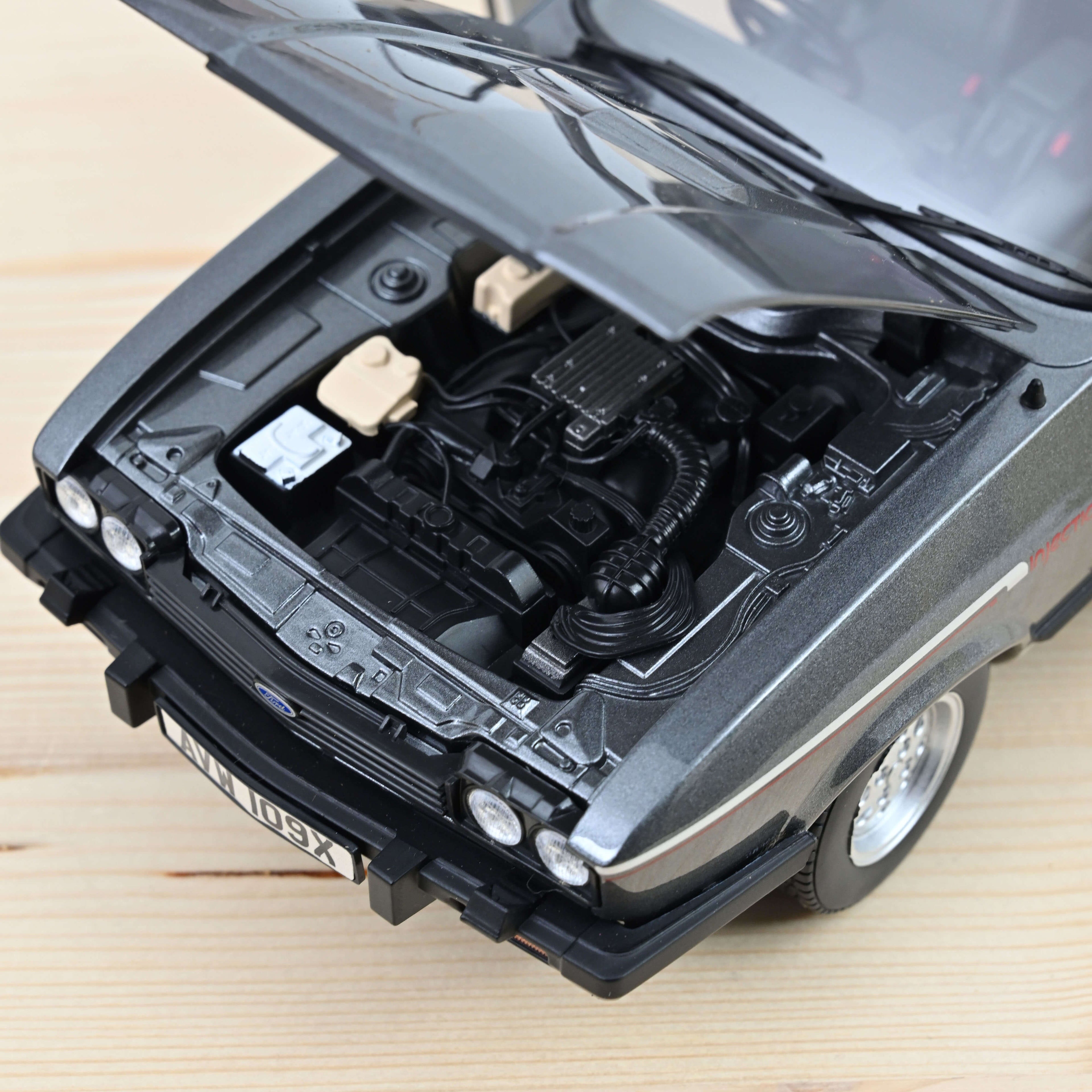 Ford Capri Mk.III 2.8 Injection conduite à droite 1981 Gris graphite métallisé 1:18