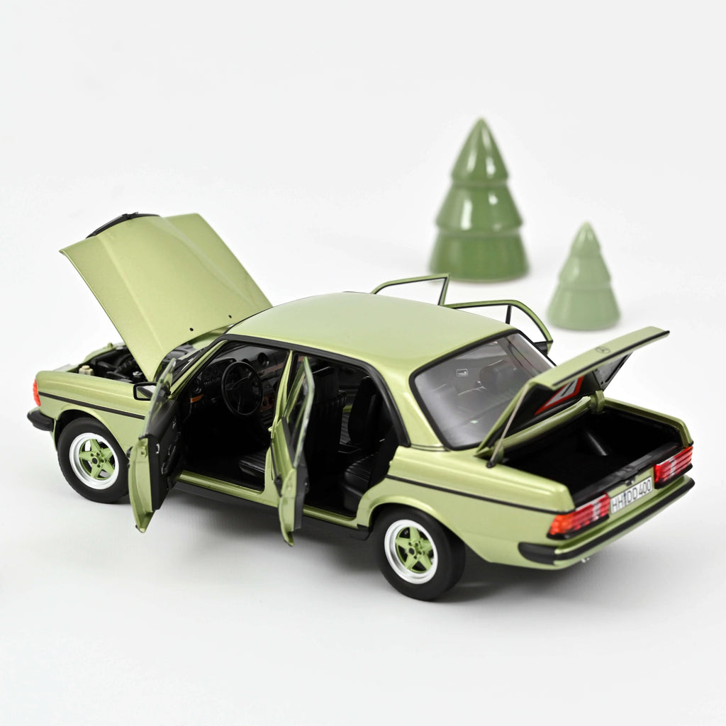 Mercedes-Benz 200 AMG 1984 Silvergreen metallic 1:18