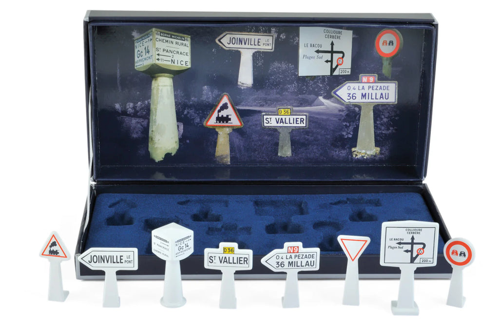 Boîte de 8 panneaux de signalisation routière 1:43