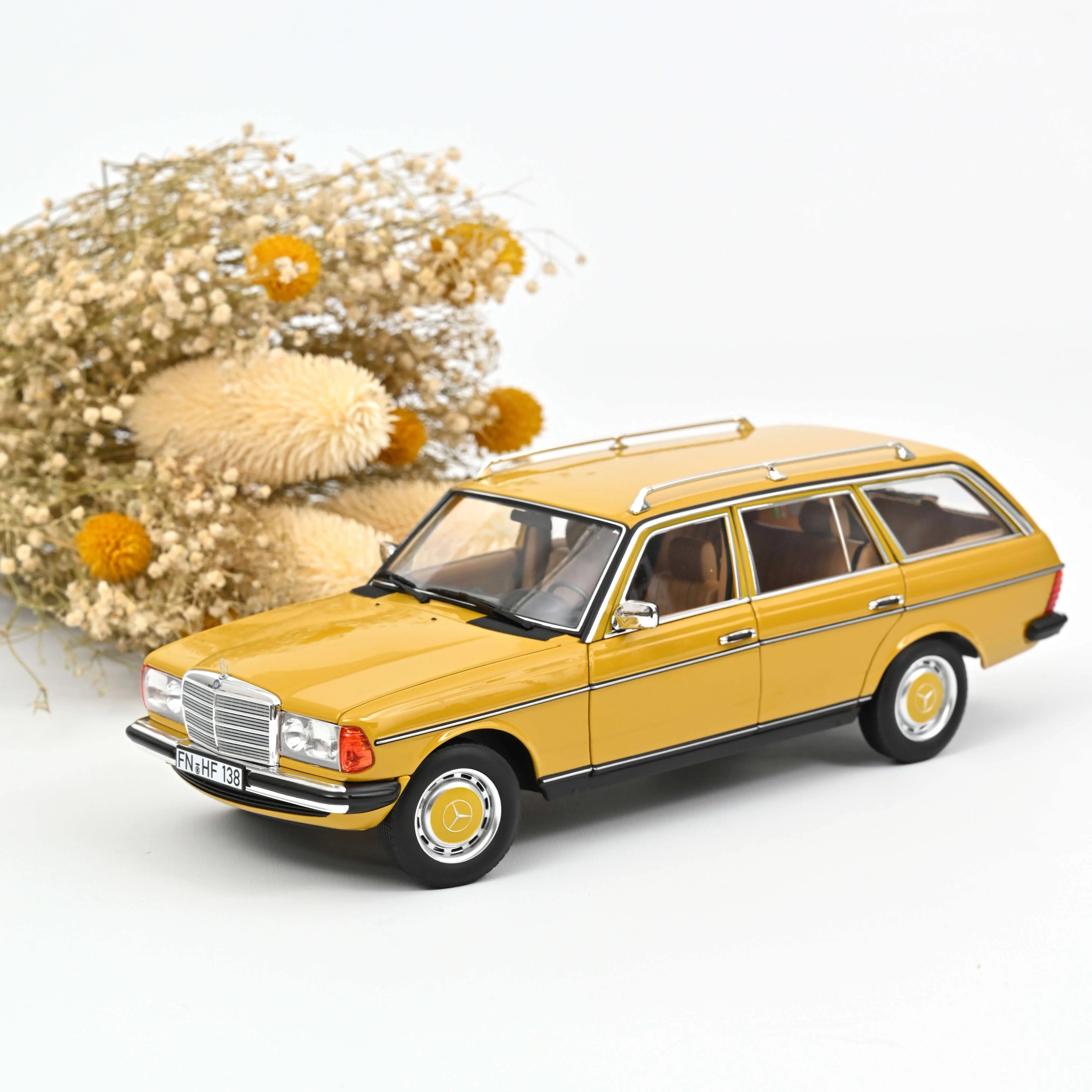Mercedes-Benz 200 T 1982 Jaune 1:18