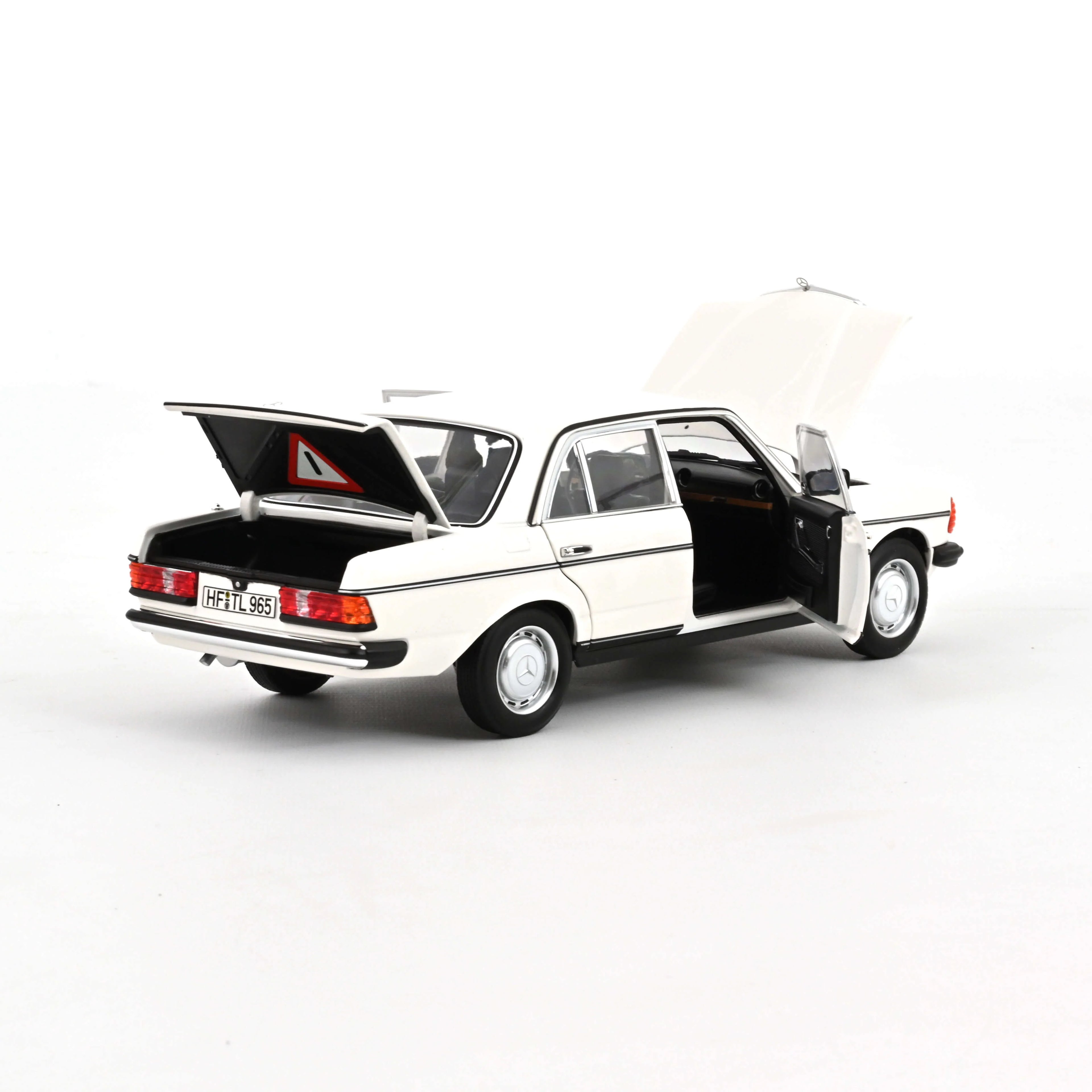 Mercedes-Benz 200 1982 White 1:18
