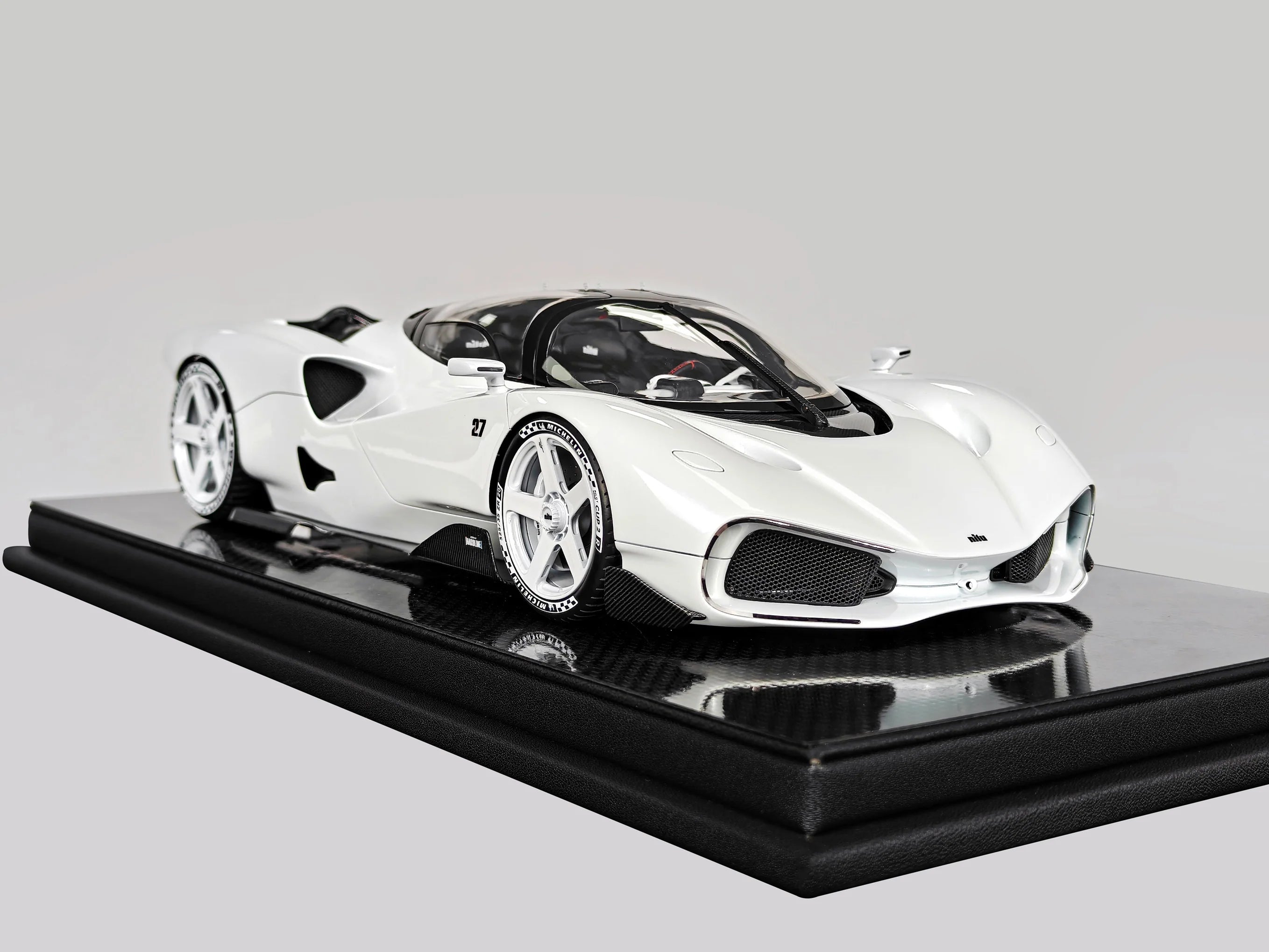 Pre-order FrontiArt Nilu27 White - Limited 500 pcs