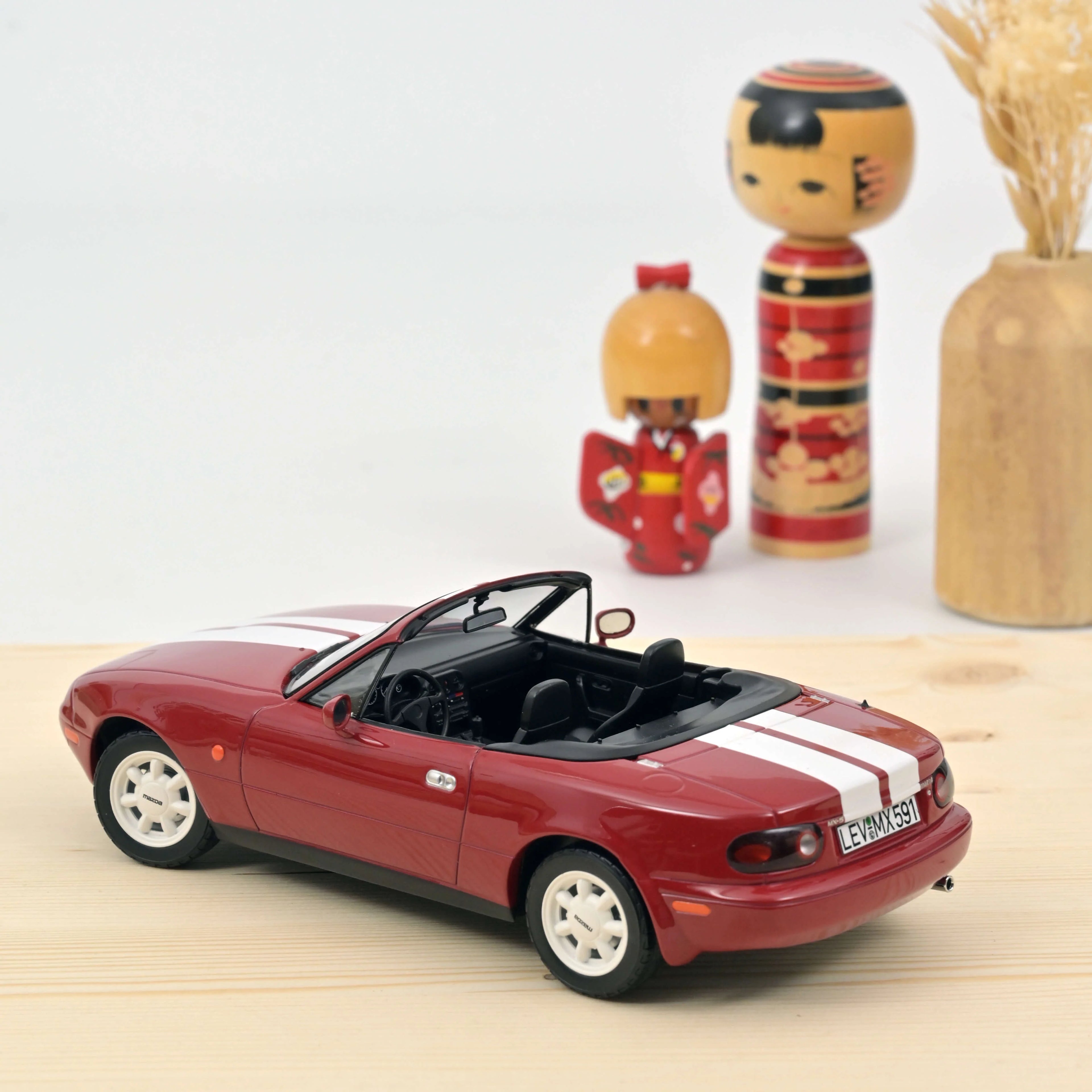 Mazda MX-5 1989 Rouge avec bandes 1:18 - 200pcs