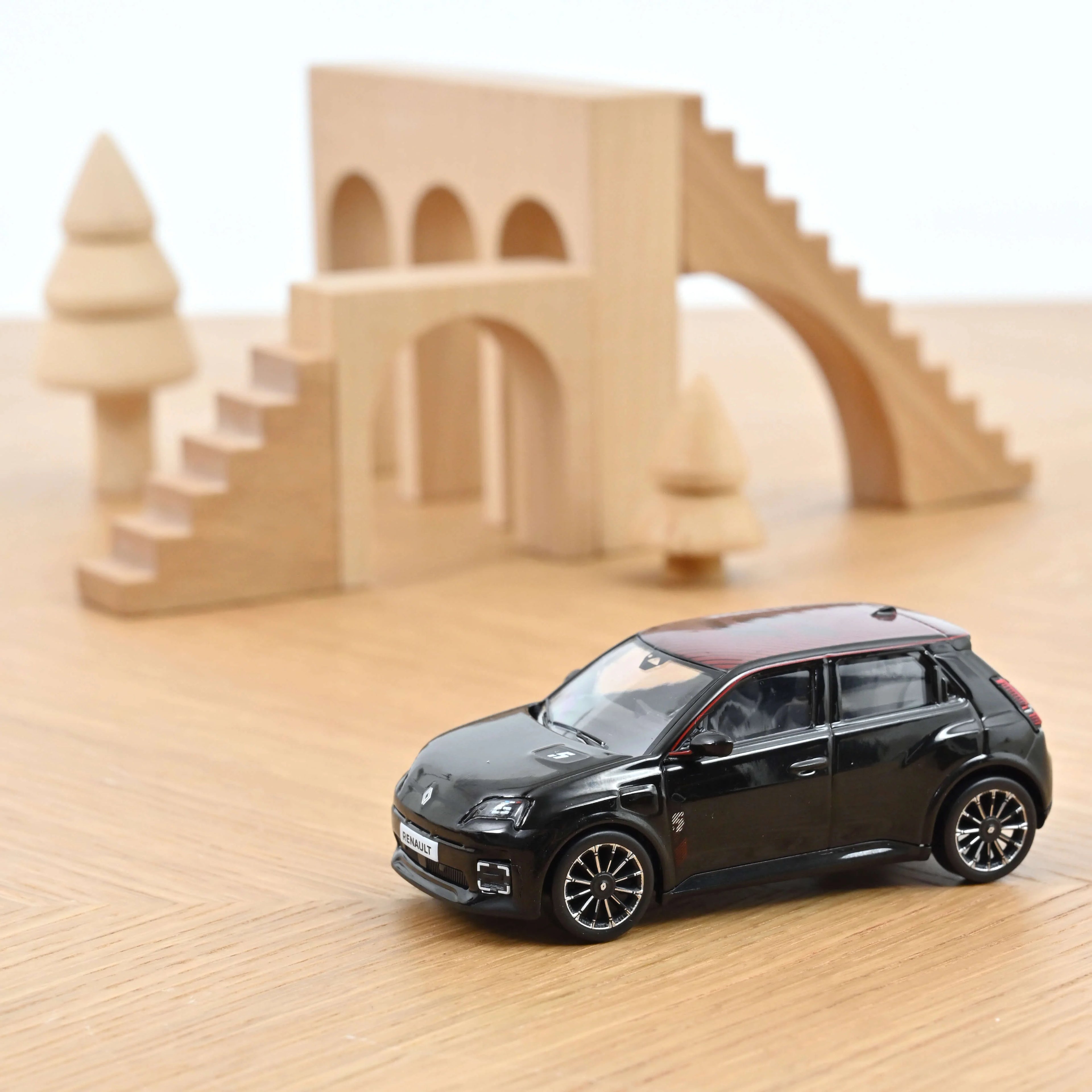 Renault 5 E-Tech 100% Électrique 2025 Noir Diamant et déco rouge 1:43