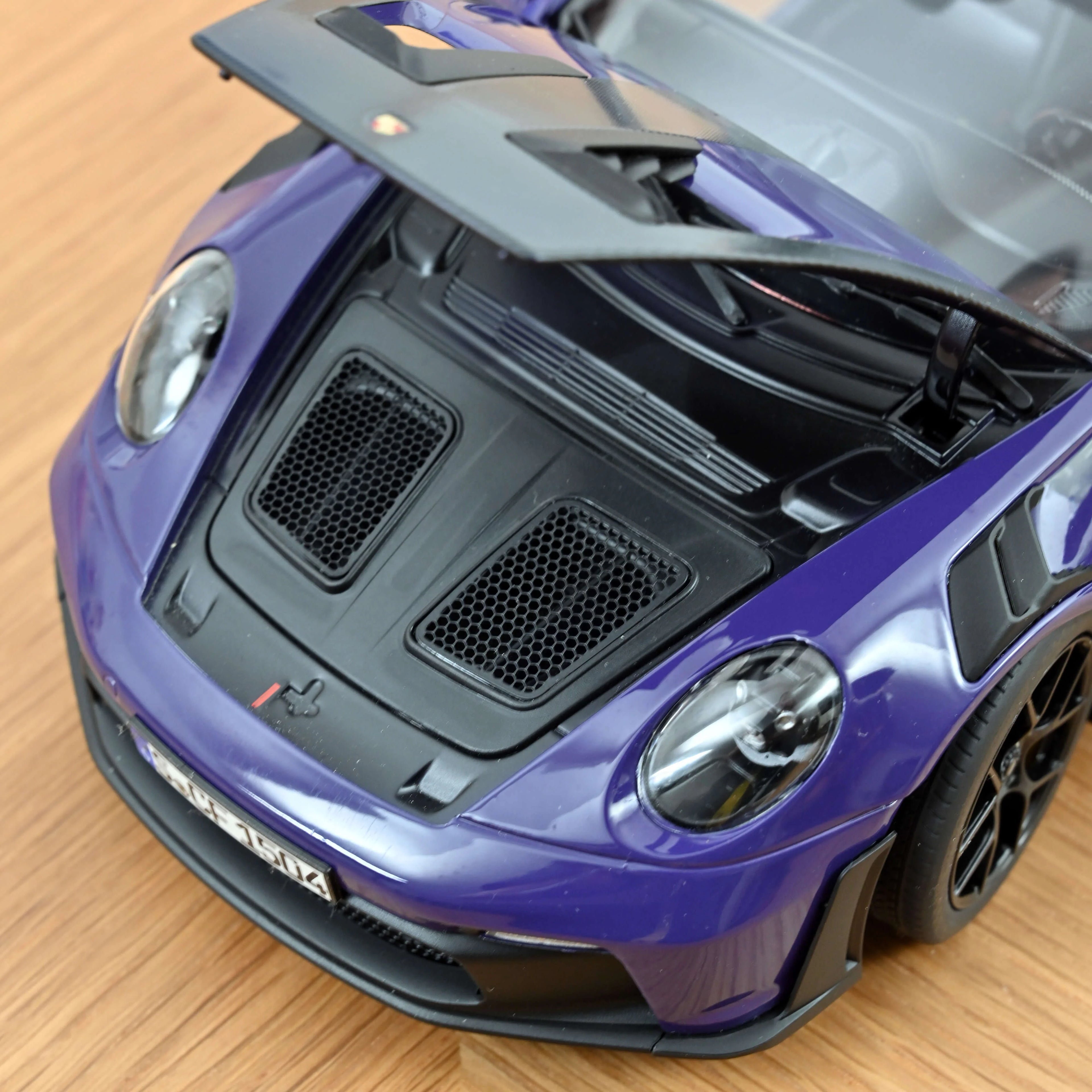 Porsche 911 GT3 RS Weissach pack 2022 Ultraviolet 1:18
