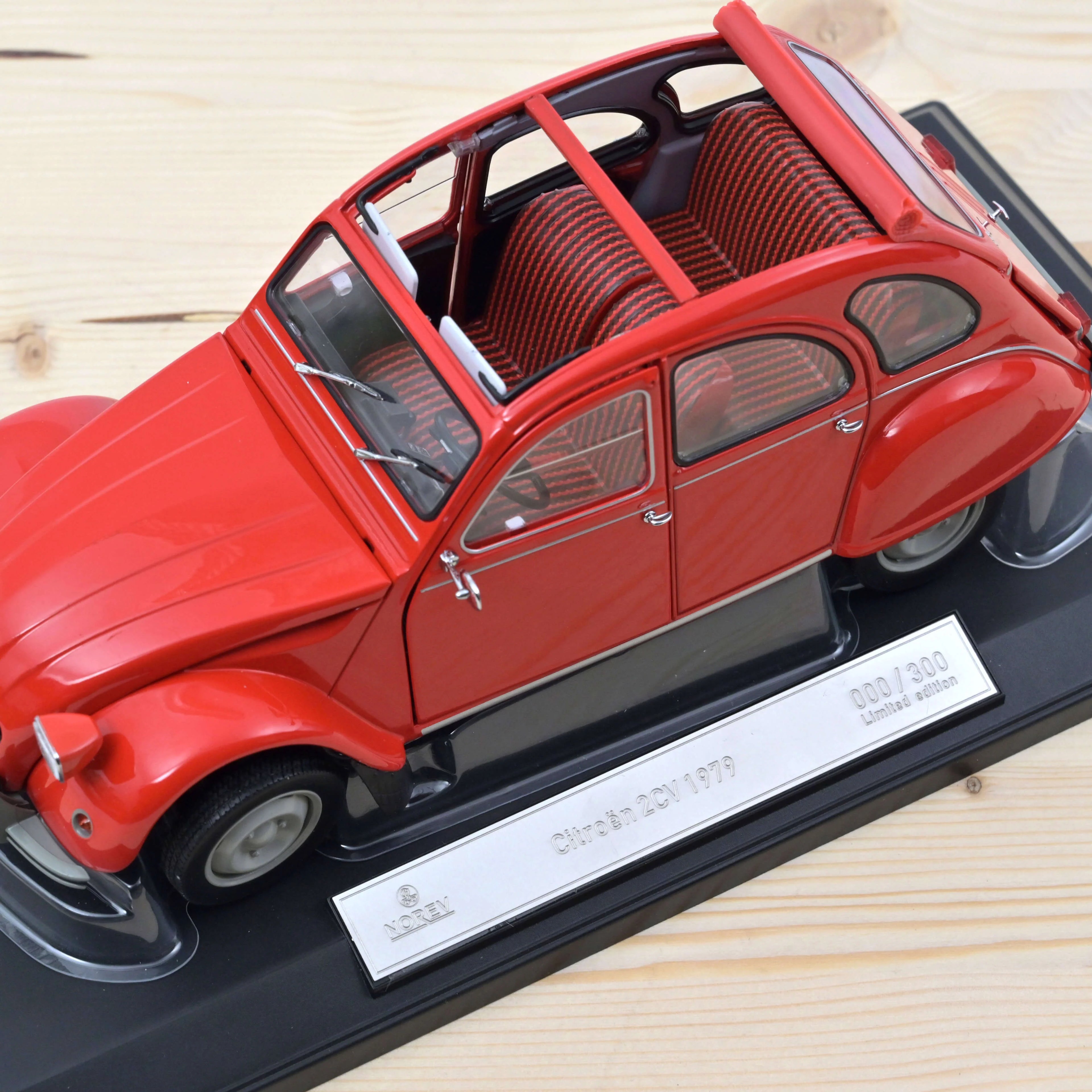 Citroën 2CV 1979 Geraniumrot 1:18 - 300 St.