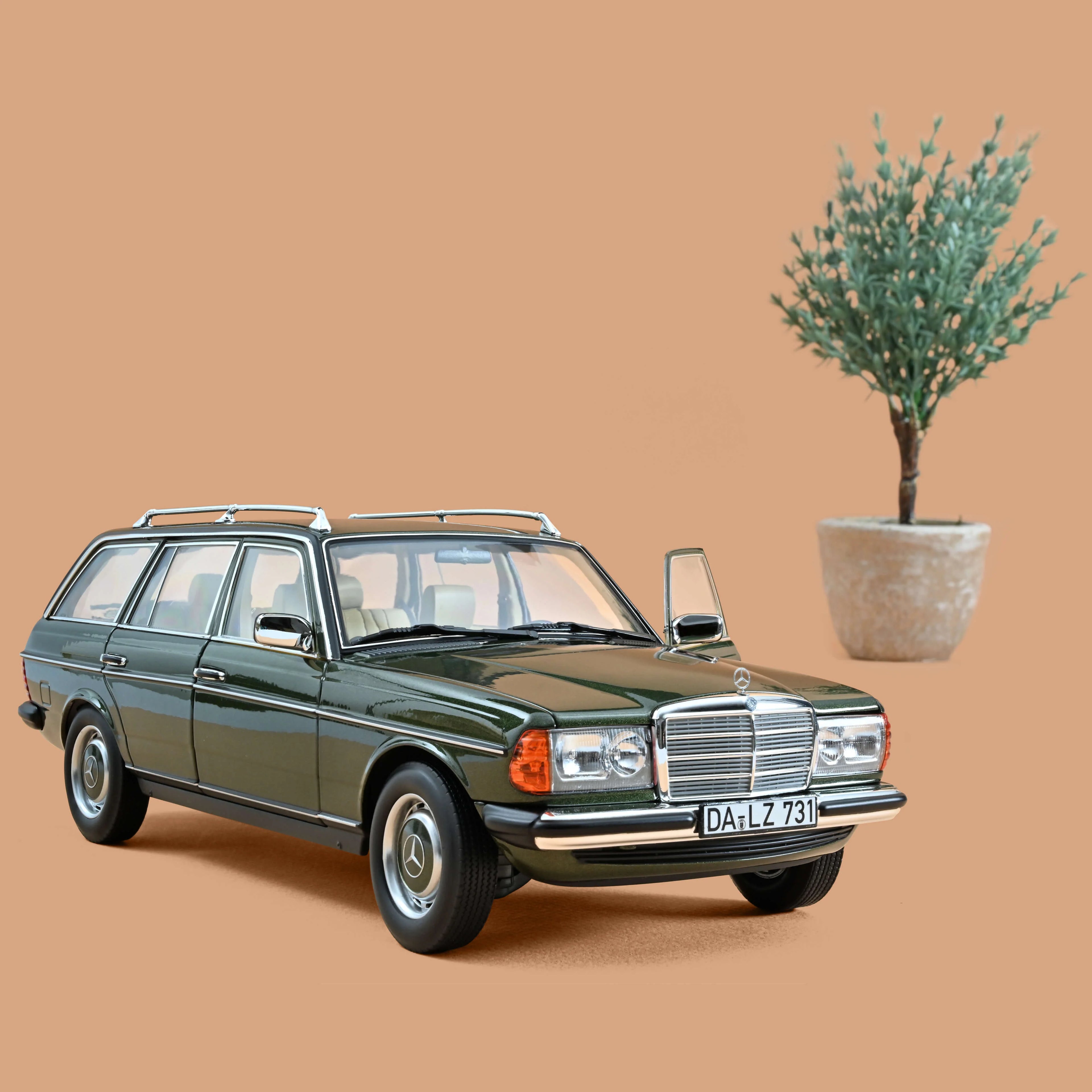 Mercedes-Benz 200 T 1982 Green metallic 1:18