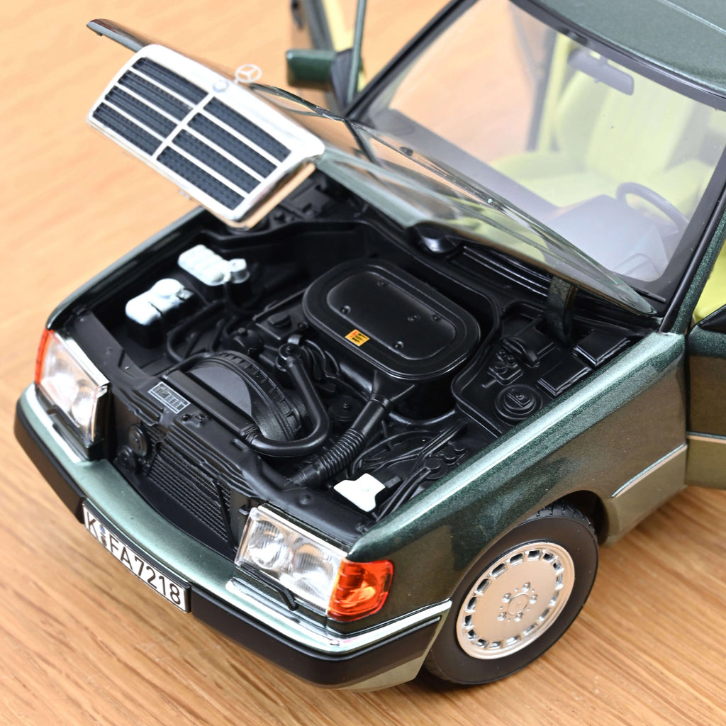 Mercedes-Benz 230 E 1990 Night Green metallic 1:18