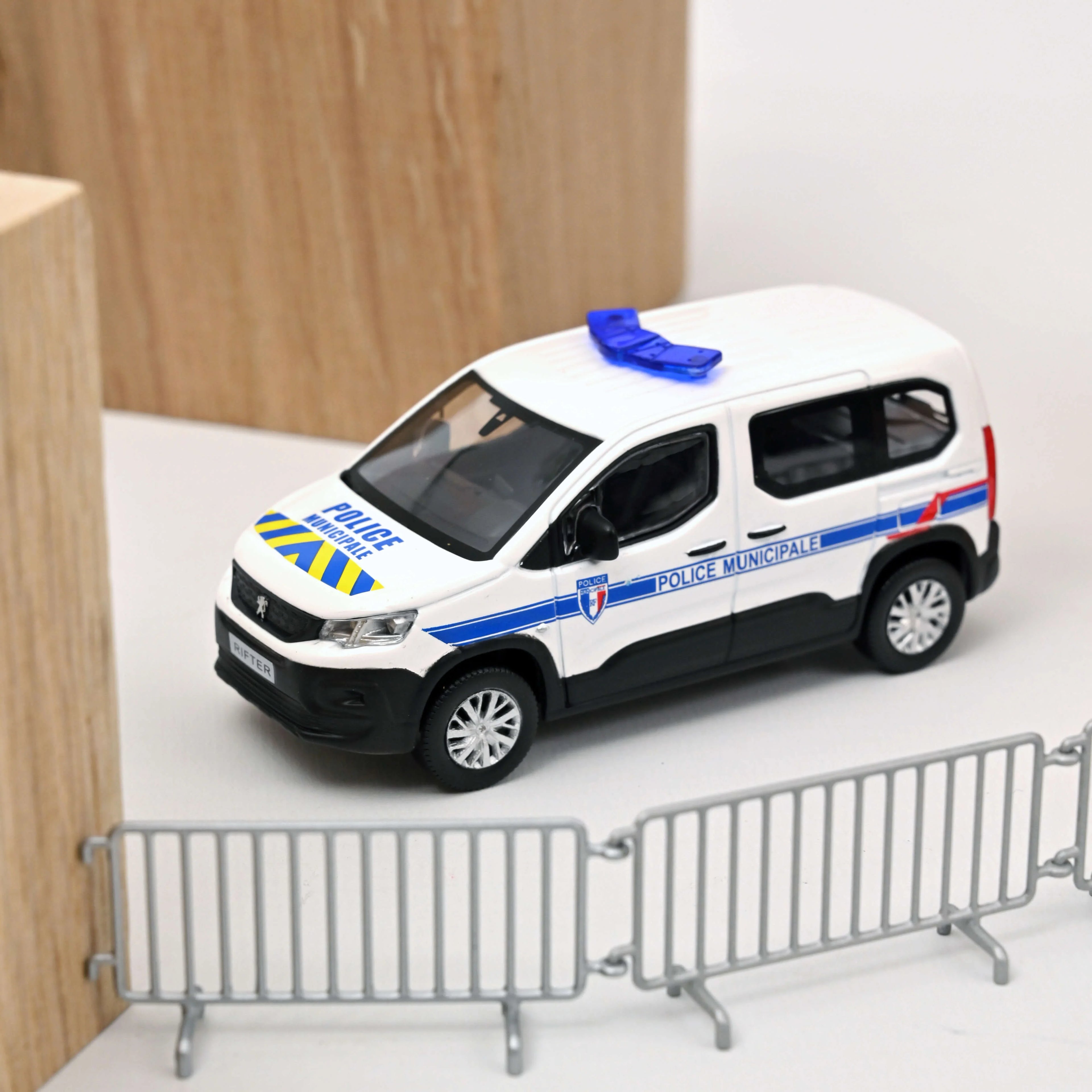 Peugeot Rifter 2019 Police Municipale avec bleu/jaune 1:43
