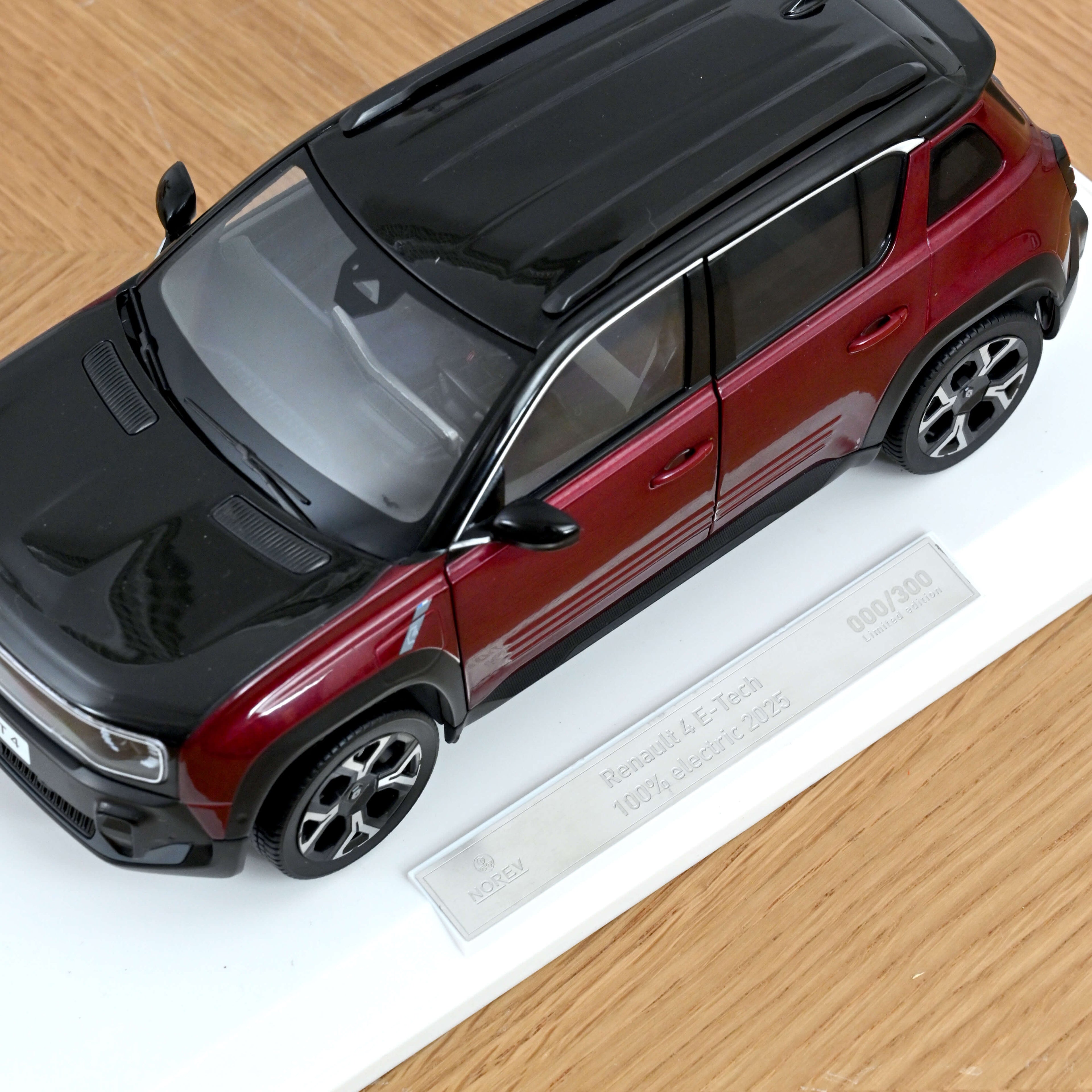 Renault 4 E-Tech Electric 2025 Carmin Red 1:18 - 300 pcs