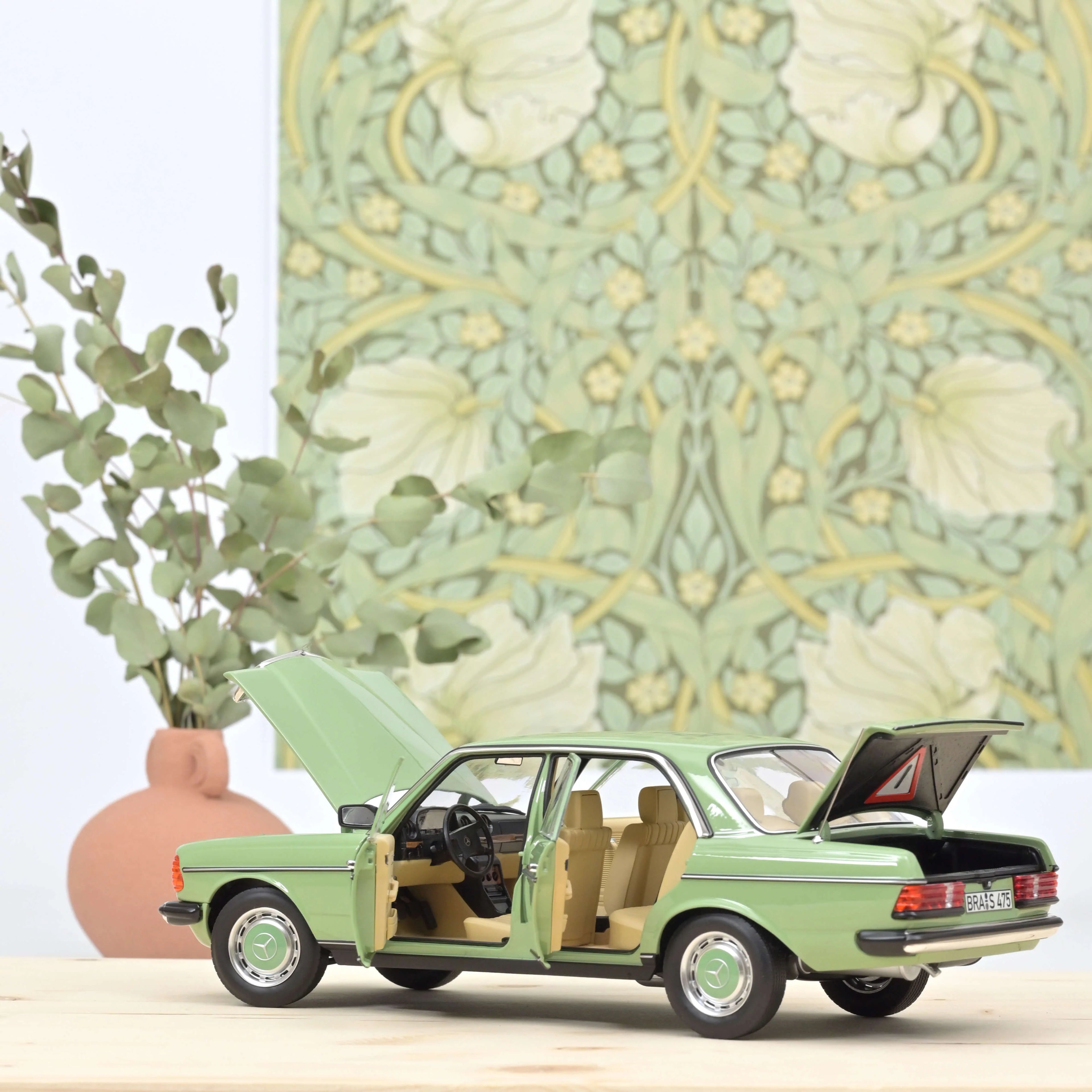 Mercedes-Benz 200 1982 Light Green 1:18