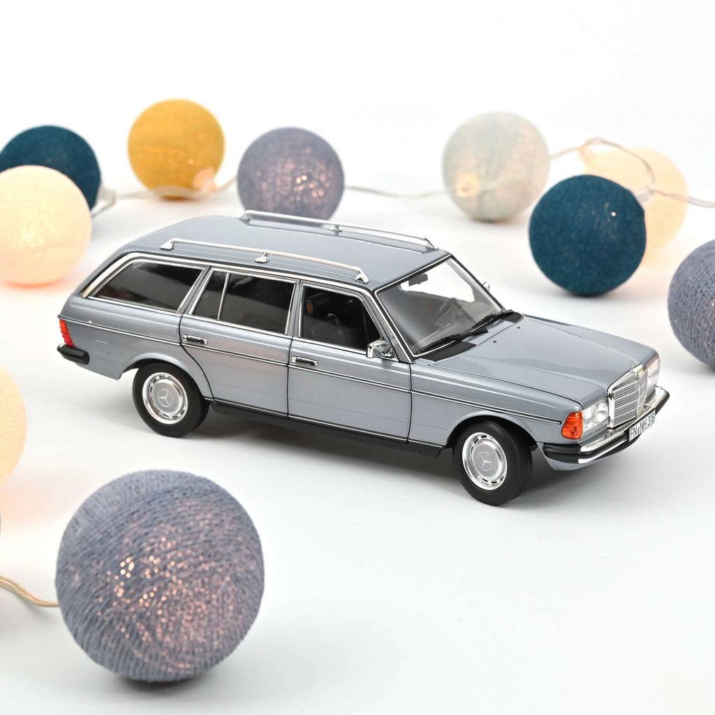 Mercedes-Benz 200 T 1982 Silverblue met 1:18 - 300pcs