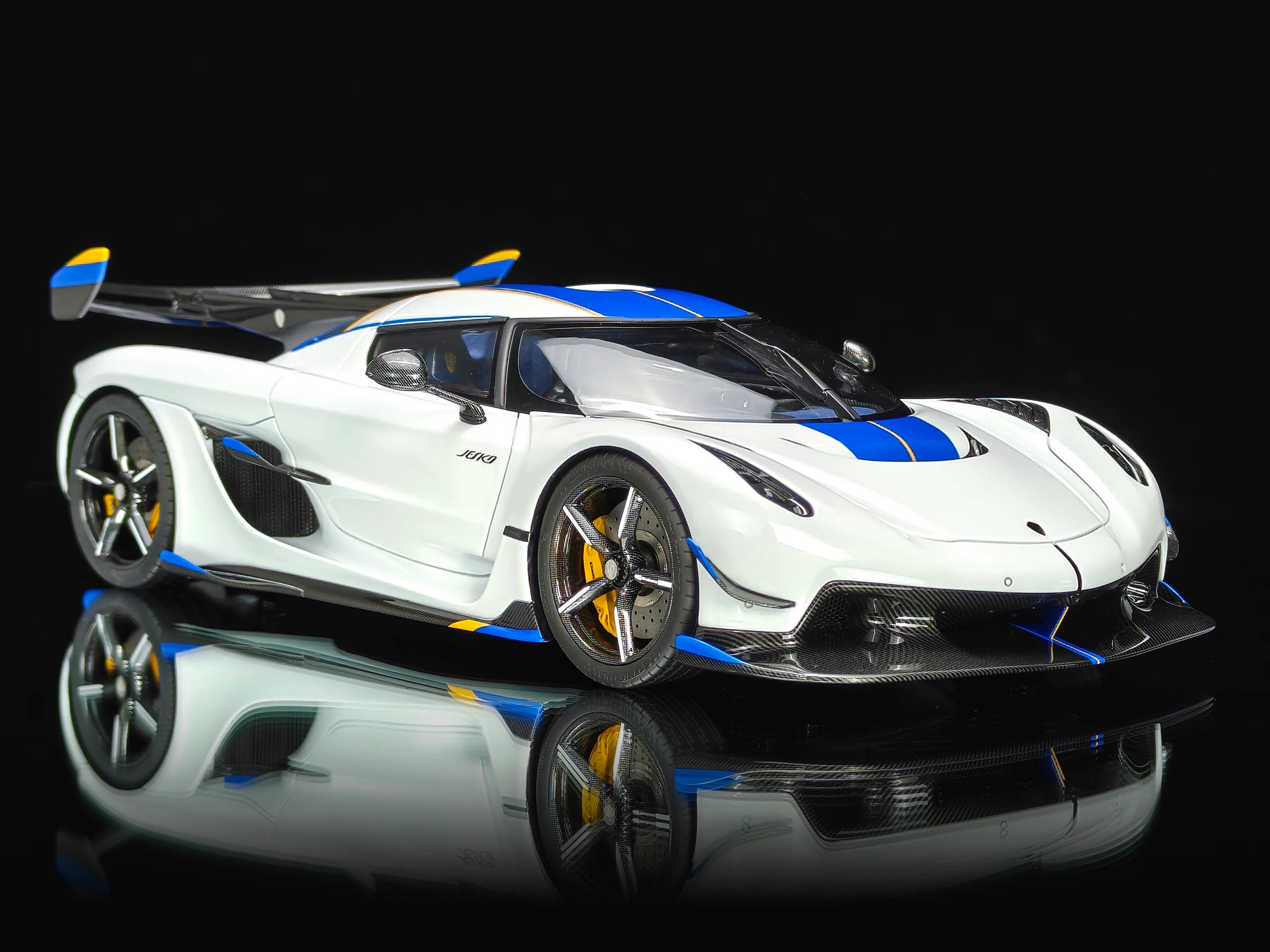 Pre-order FrontiArt Koenigsegg Jesko 7283 Crystal White - Limited 100 pcs