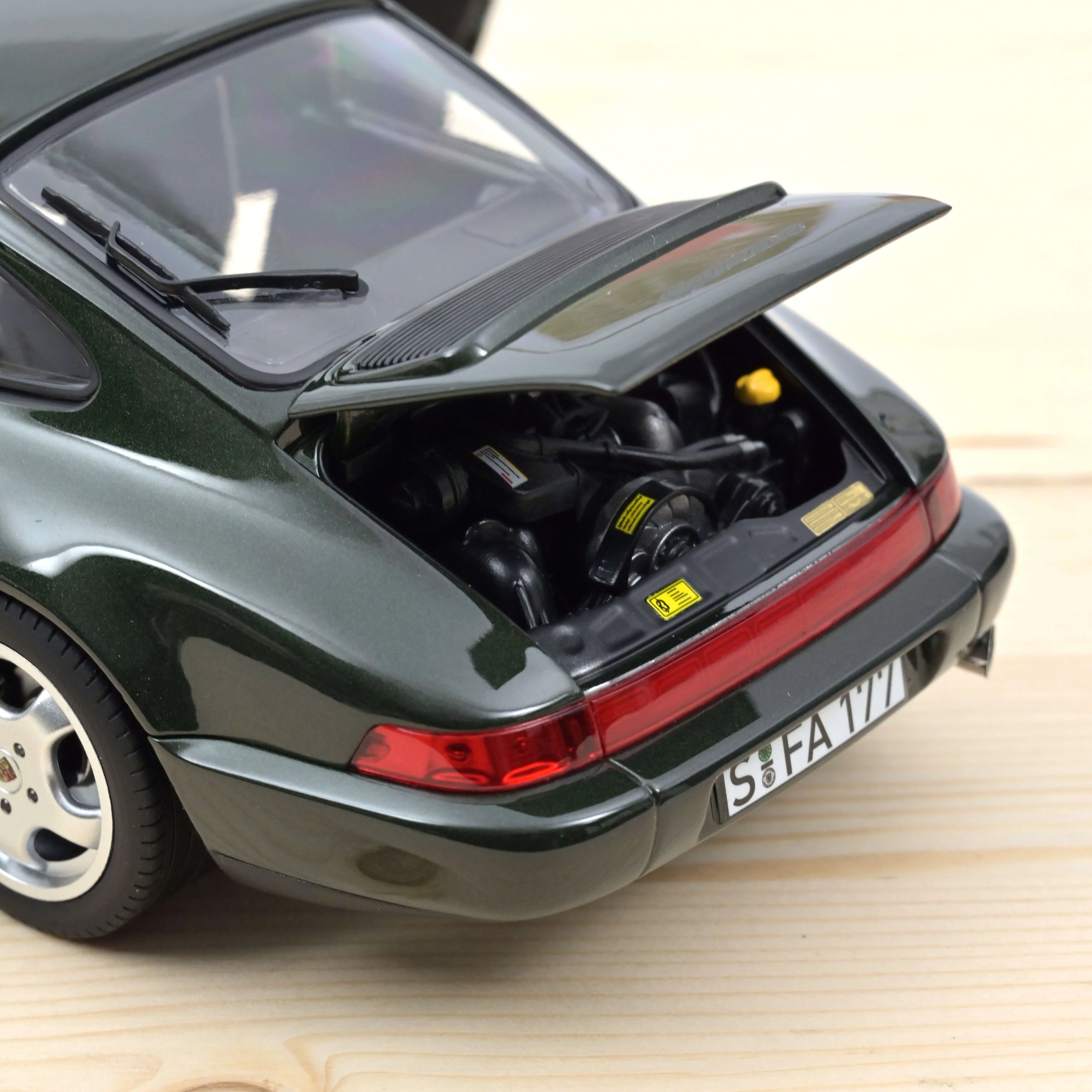 Porsche 911 Carrera 4 1992 Vert mét 1:18 - 200 pcs
