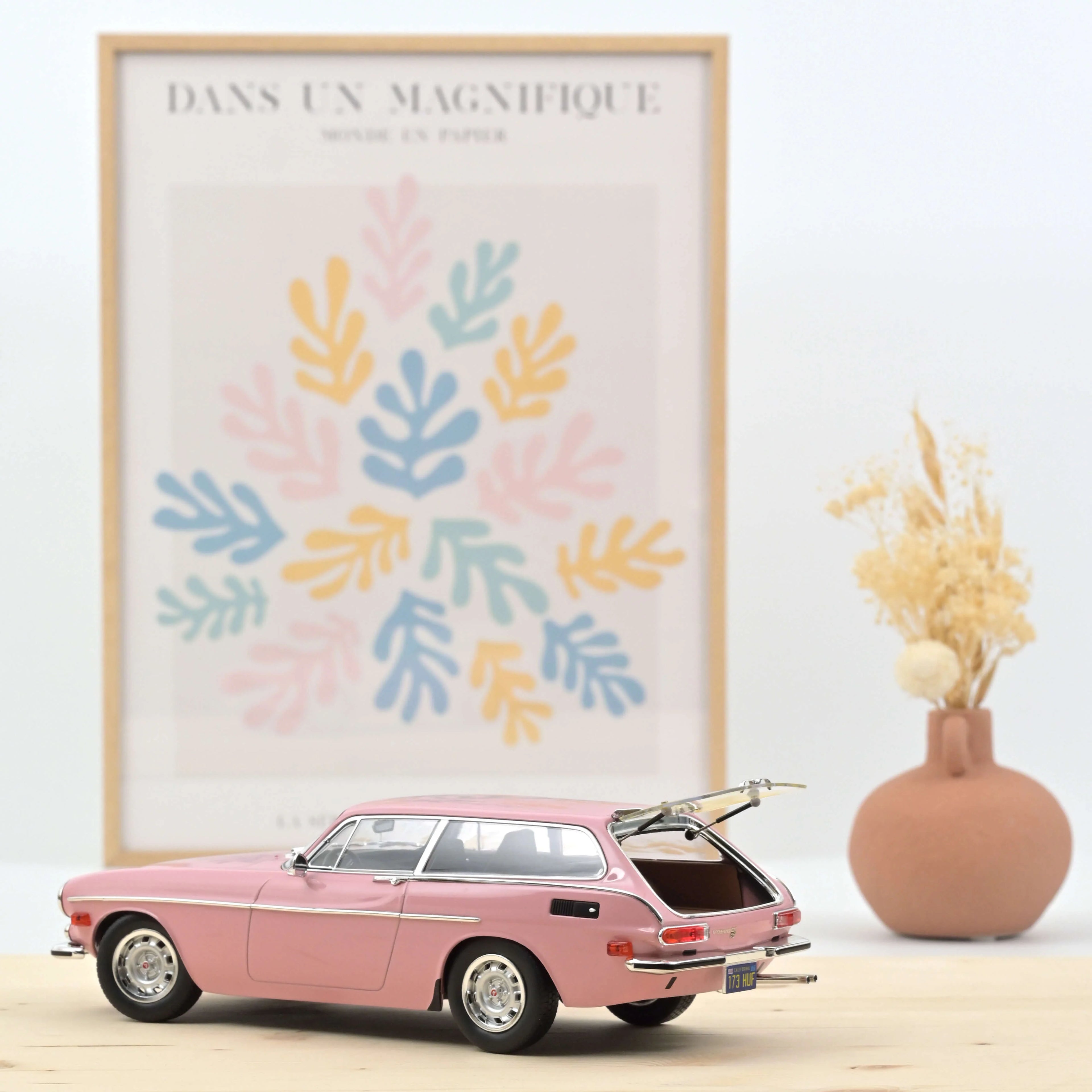 Volvo 1800 ES (US version) 1973 Pink 1:18 - 100pcs