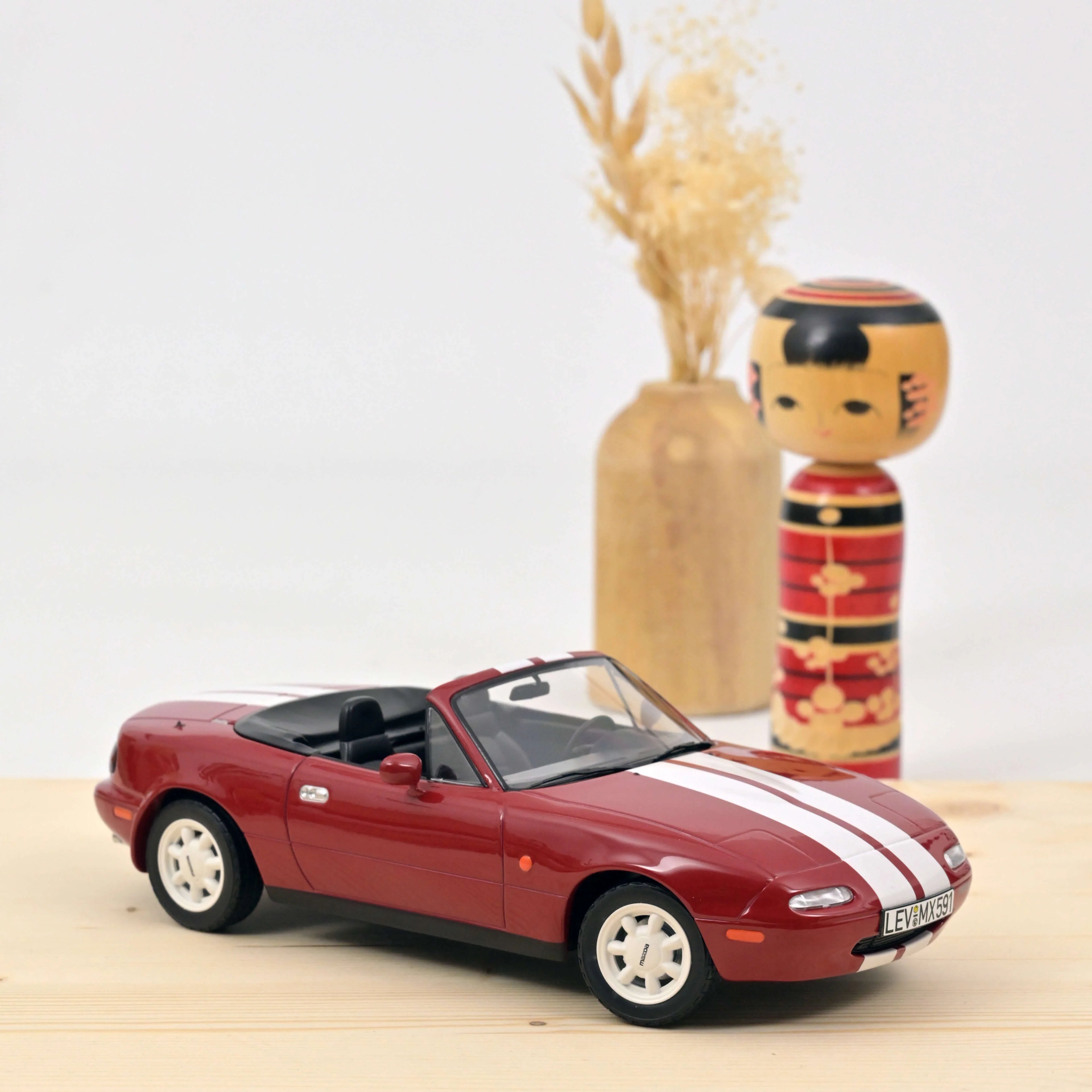 Mazda MX-5 1989 Rouge avec bandes 1:18 - 200pcs