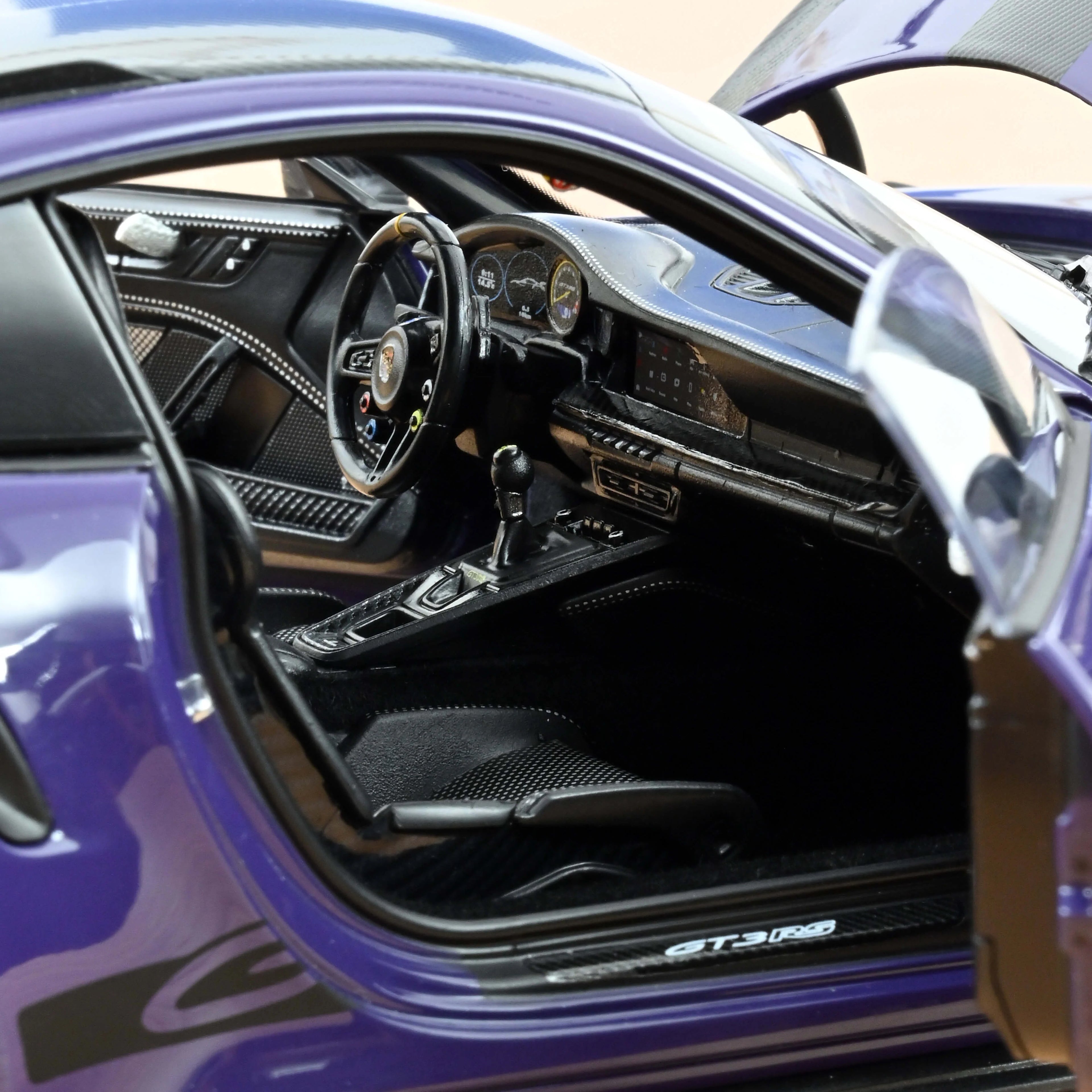 Porsche 911 GT3 RS Weissach pack 2022 Ultraviolet 1:18