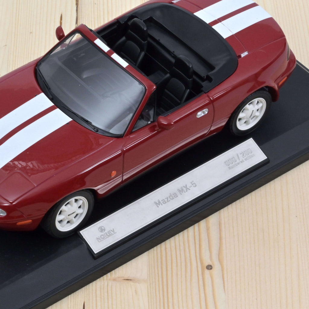 Mazda MX-5 1989 Rouge avec bandes 1:18 - 200pcs