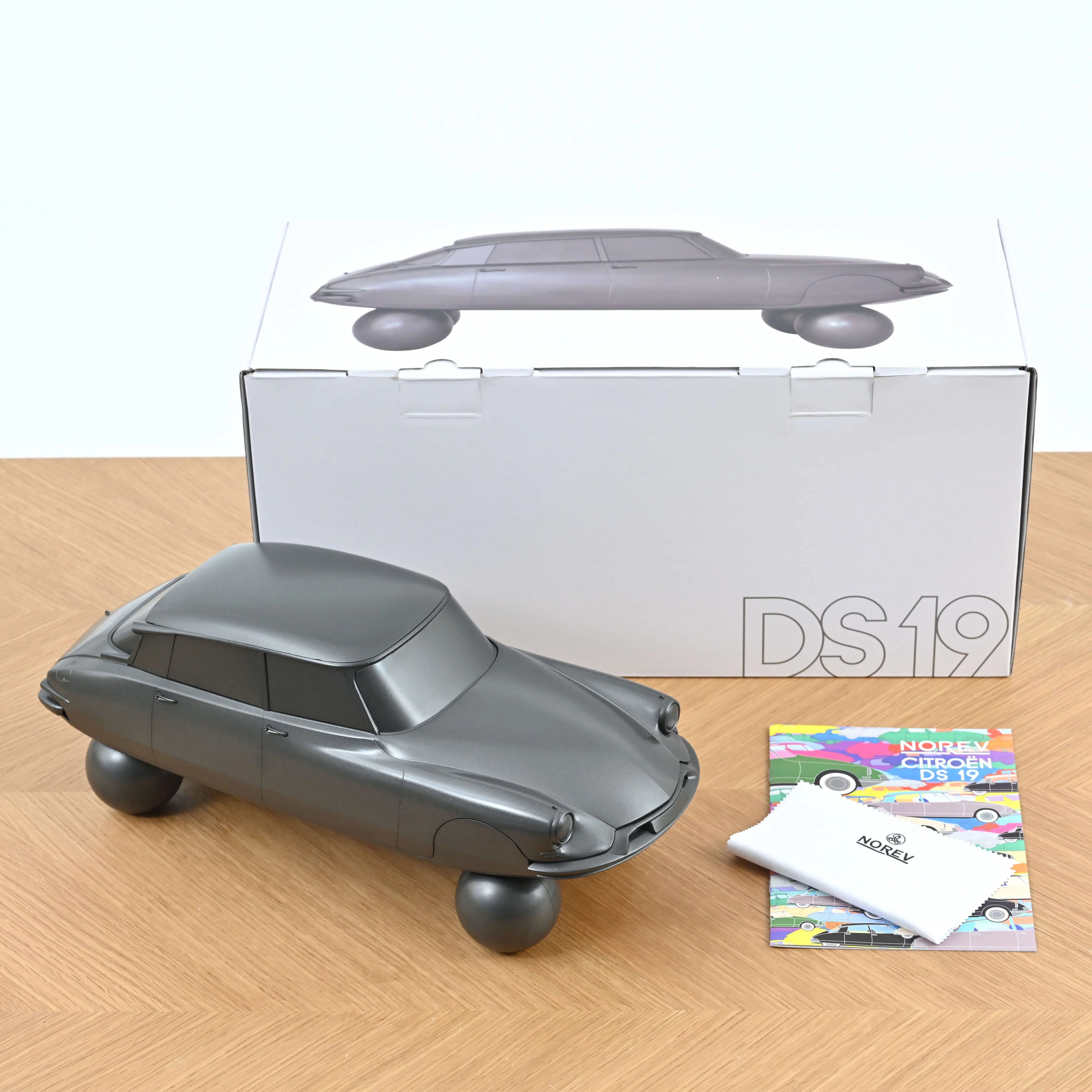 Citroën DS 19 on balls 1959 Sculpture Full Matt Grey 1:12 - 100pcs