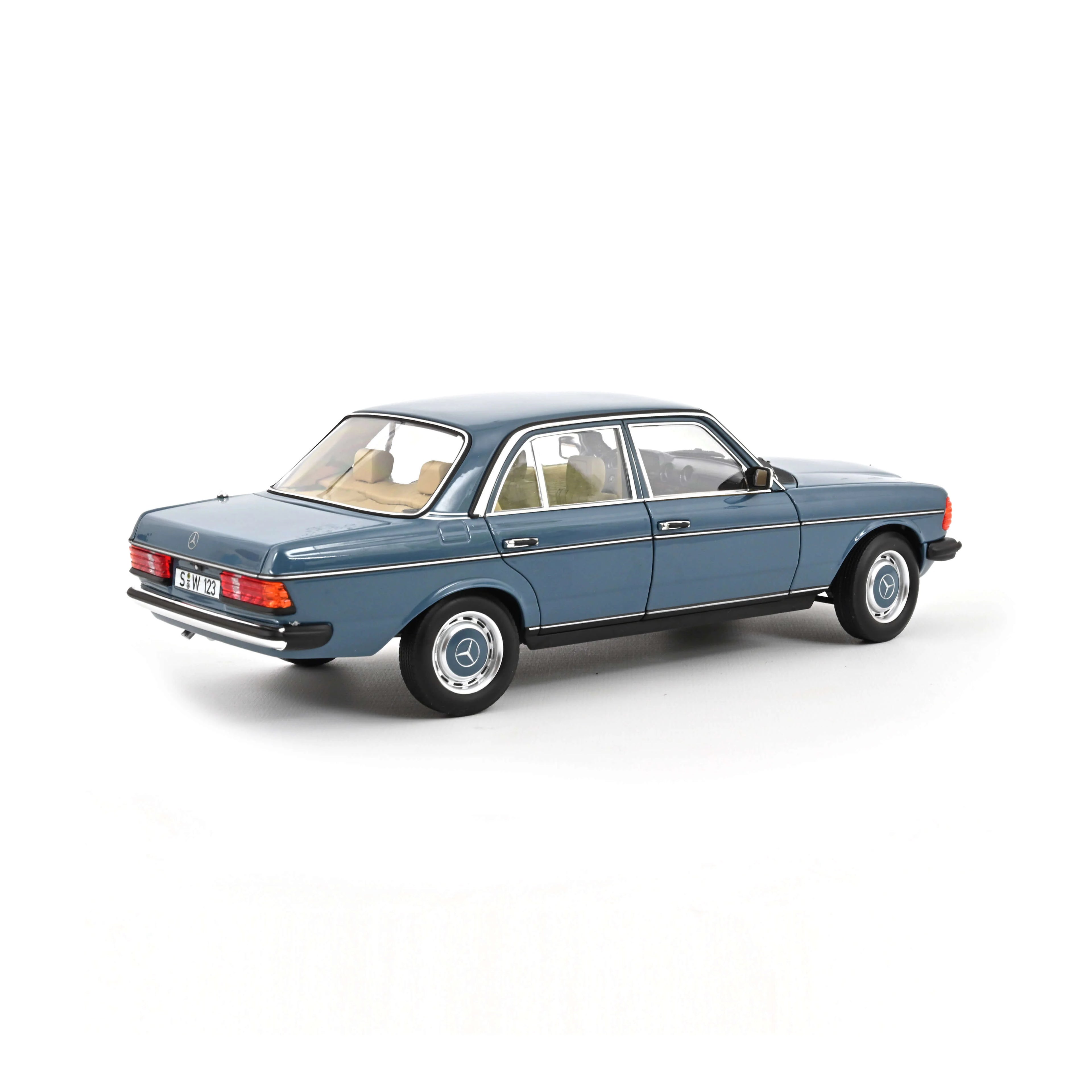 Mercedes-Benz 200 1982 Bleu Chine 1:18