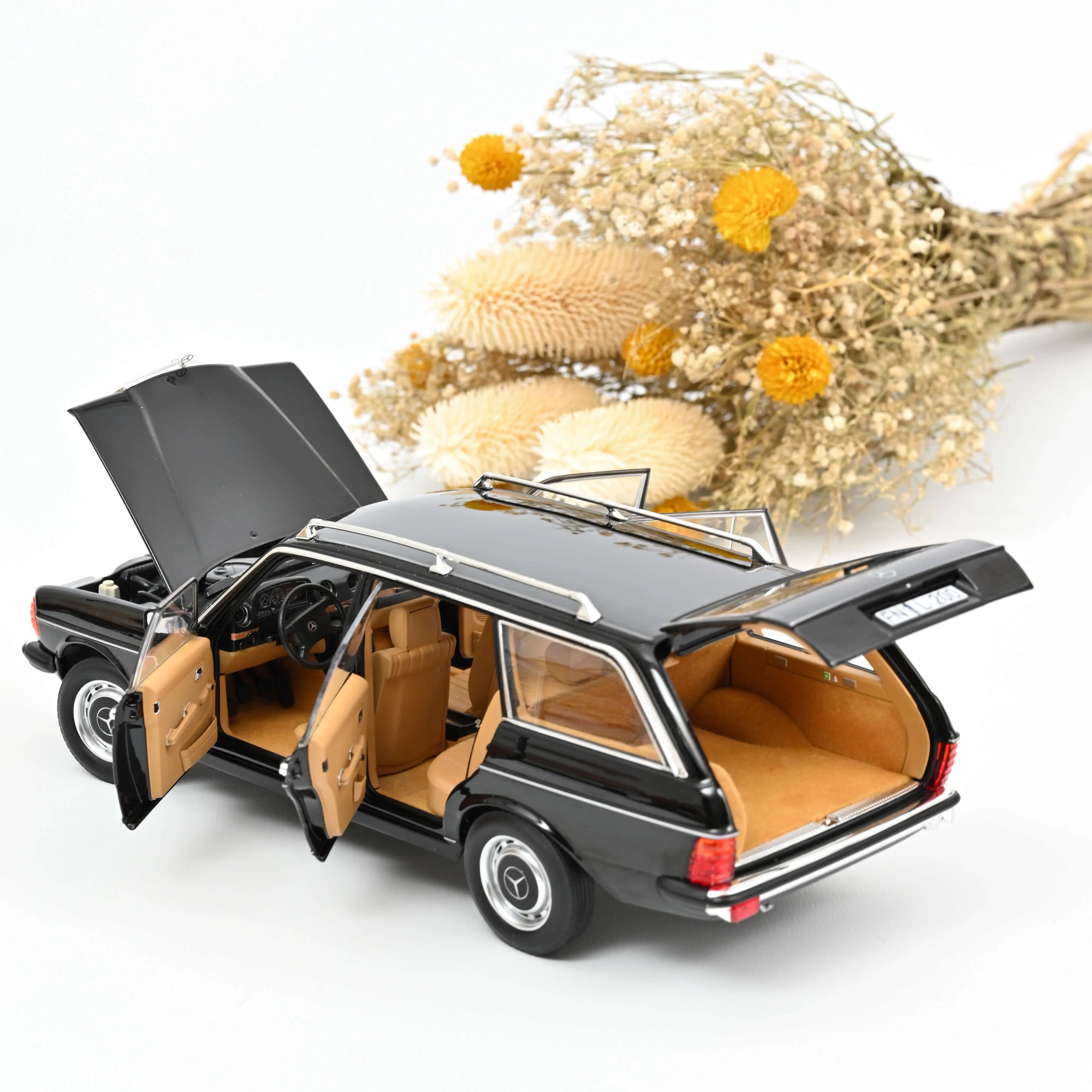 Mercedes-Benz 200 T 1982 Black 1:18