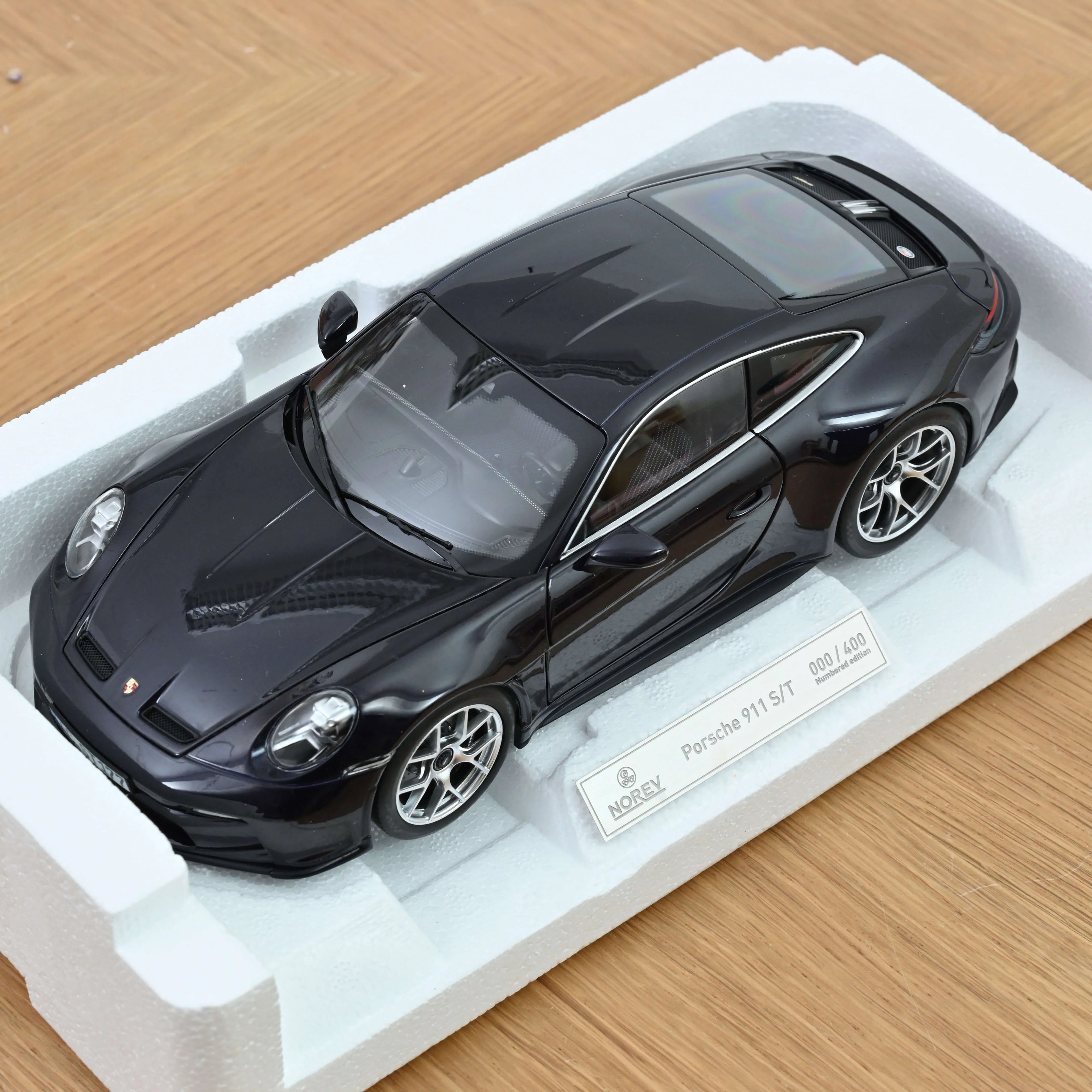 Porsche 911 S/T 2023 Violametallic 1:18 - 400pcs