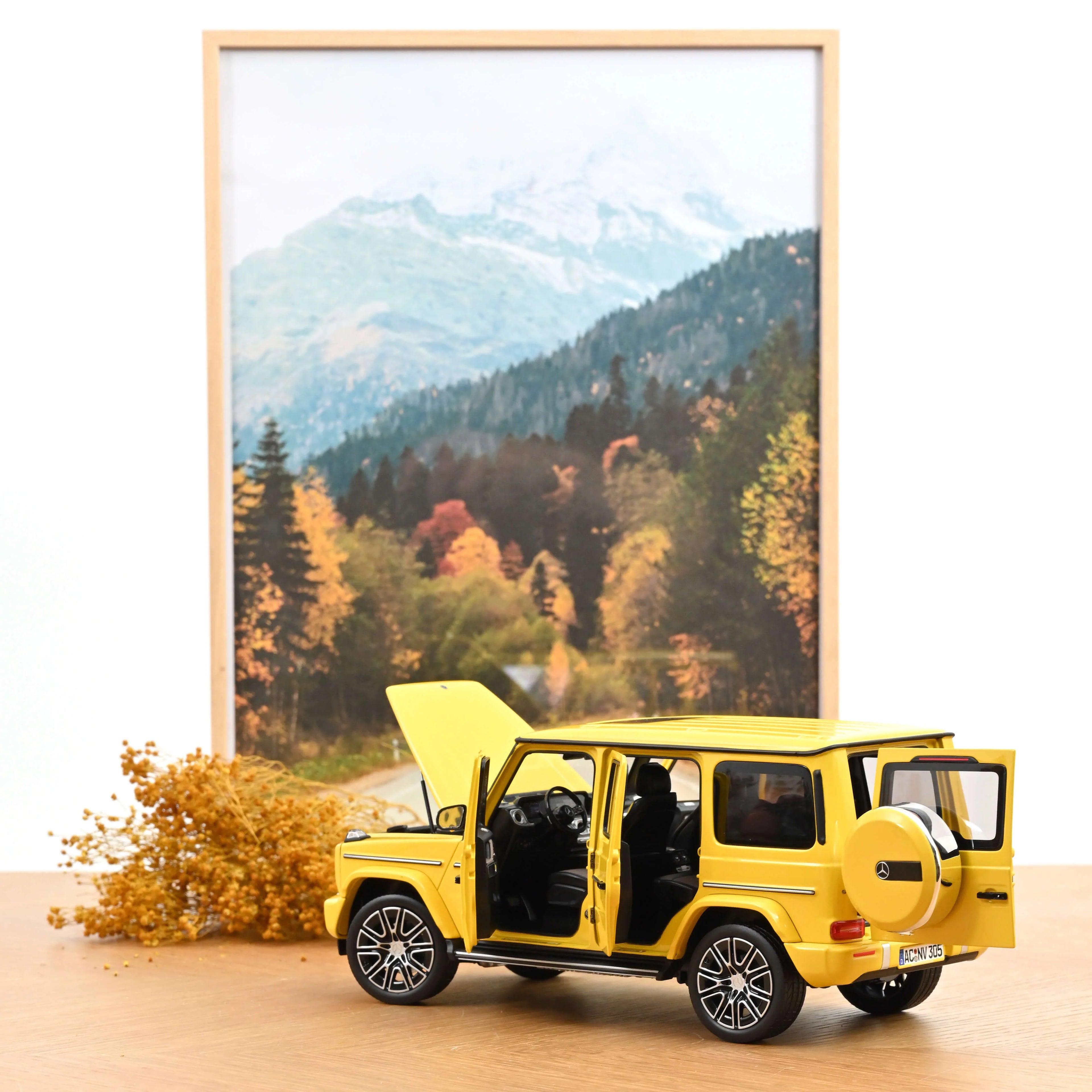 Mercedes-Benz G-Class 2024 Sun Yellow 1:18