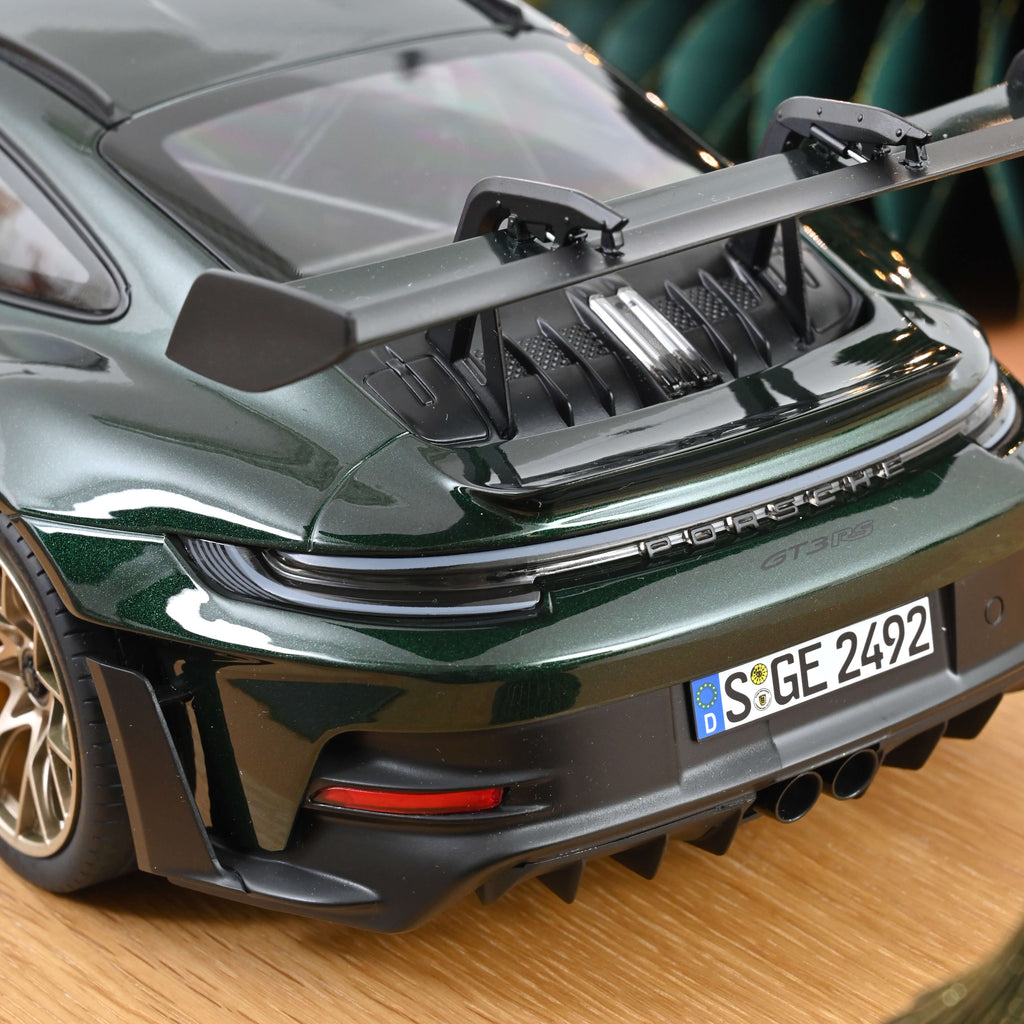 Porsche 911 GT3 RS 2022 Jetgreen metallic and Black 1:12