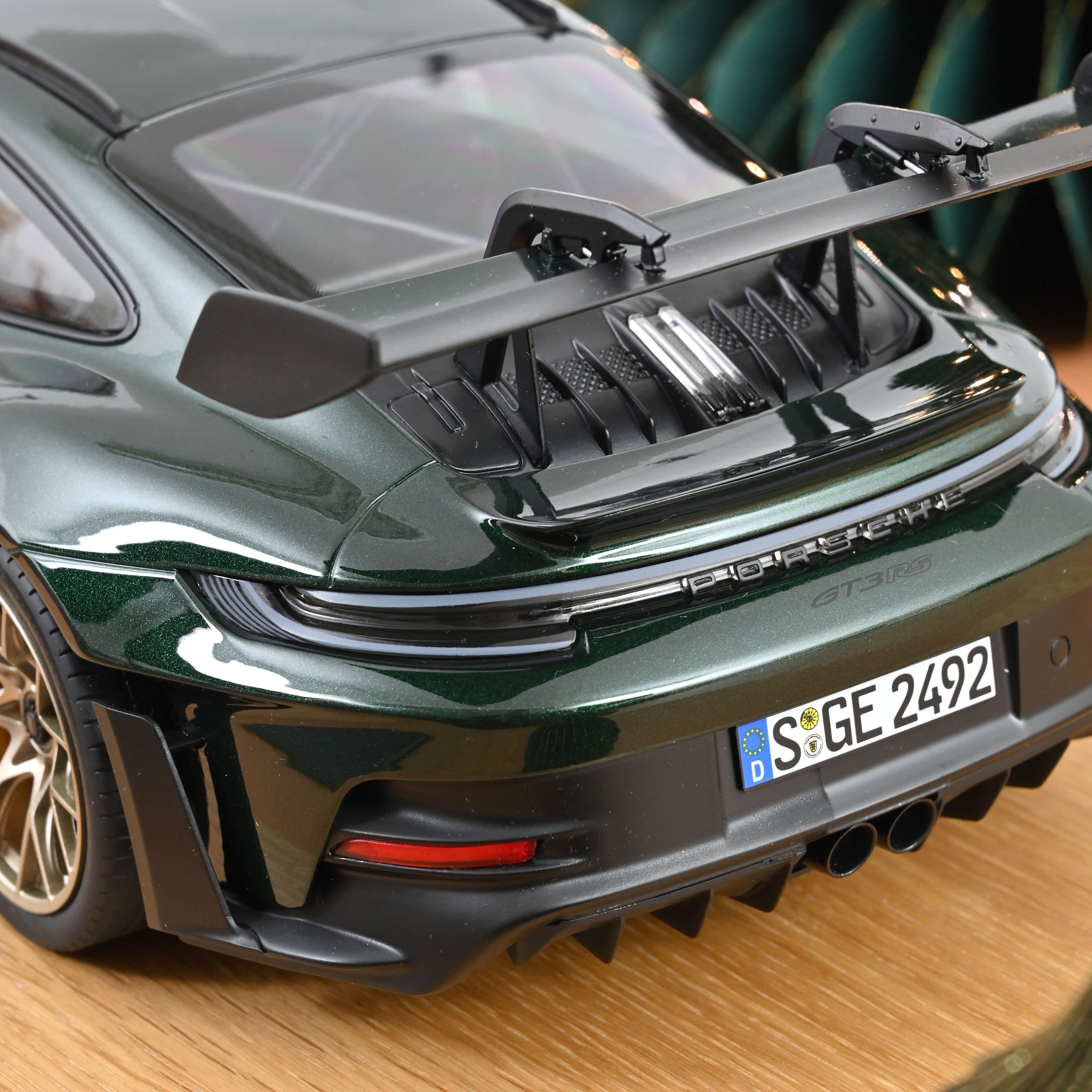 Porsche 911 GT3 RS 2022 Jetgreen metallic and Black 1:12