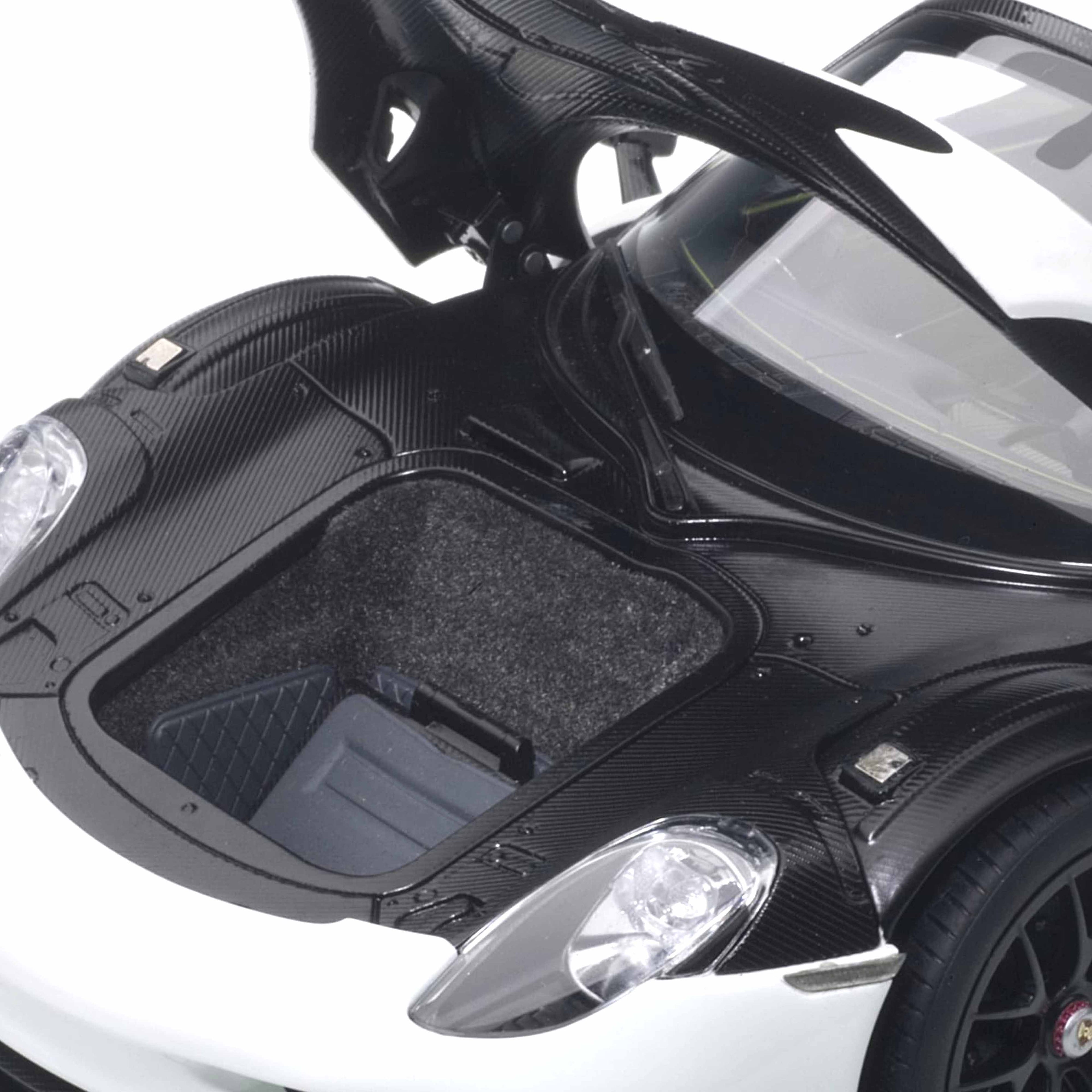 Porsche 918 Spyder 2013 White with Martini Logo 1:18