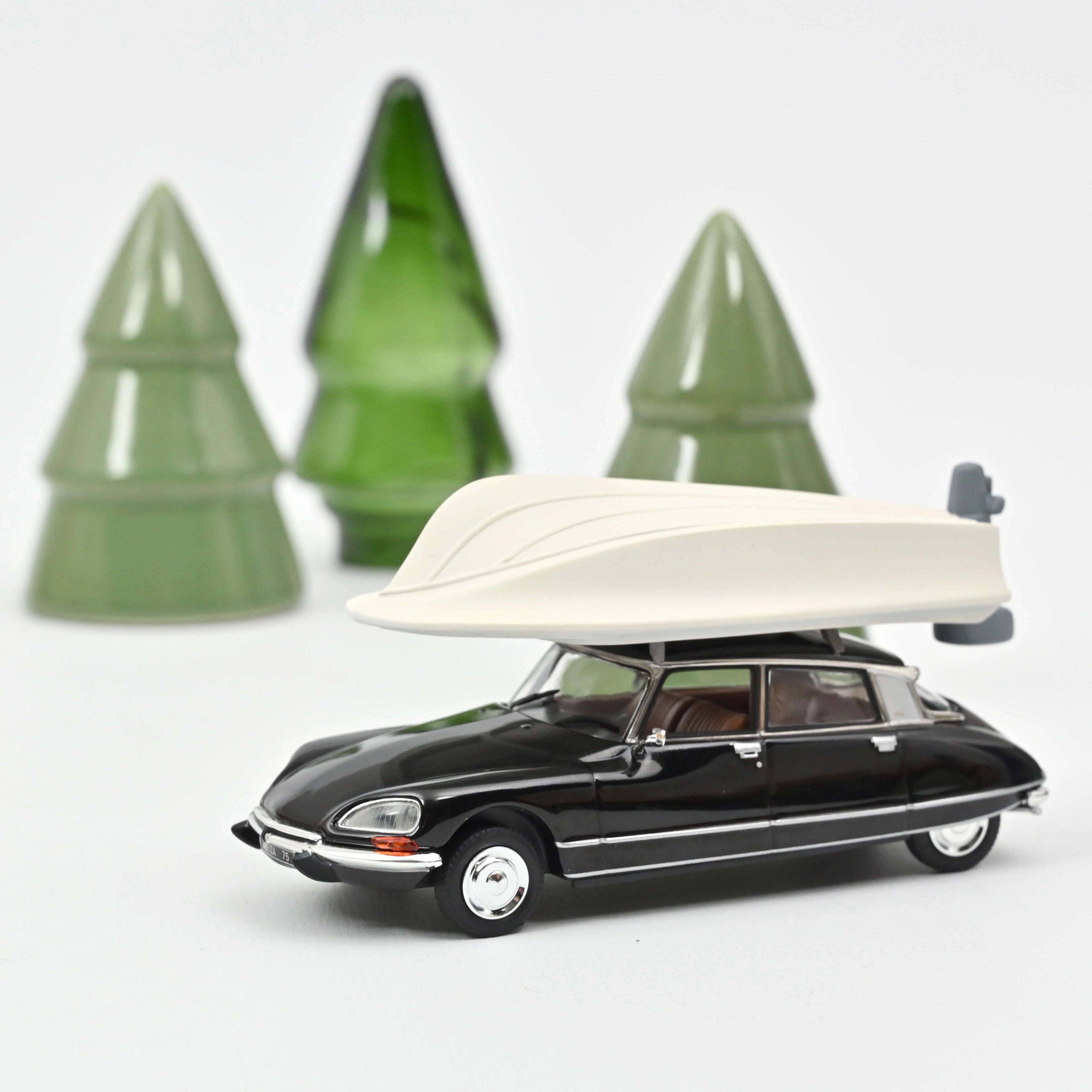 Citroën DS 21 Pallas 1972 Black with boat on roof 1:43