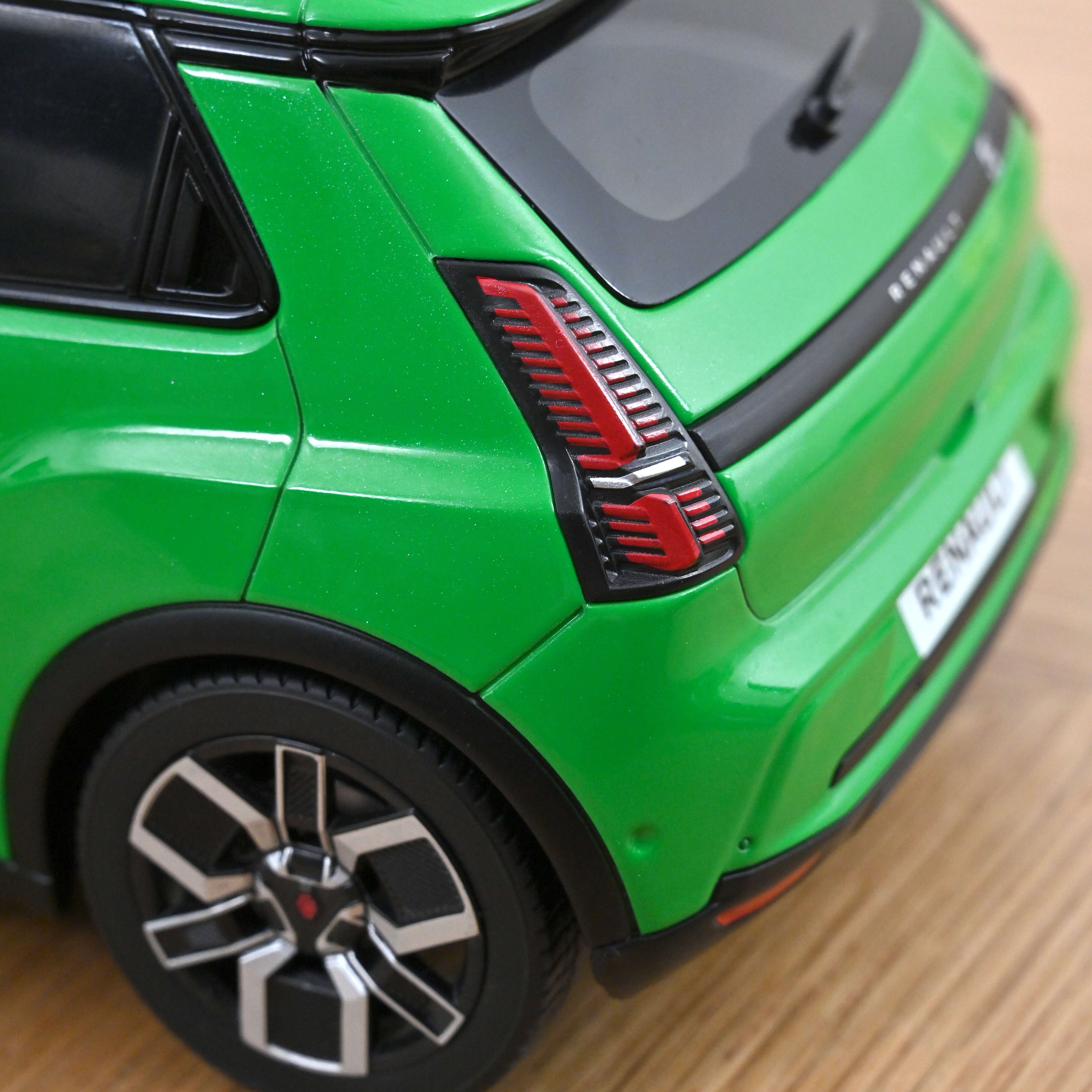 Renault 5 E-Tech Electric 2024 Pop Green 1:18 - 200pcs