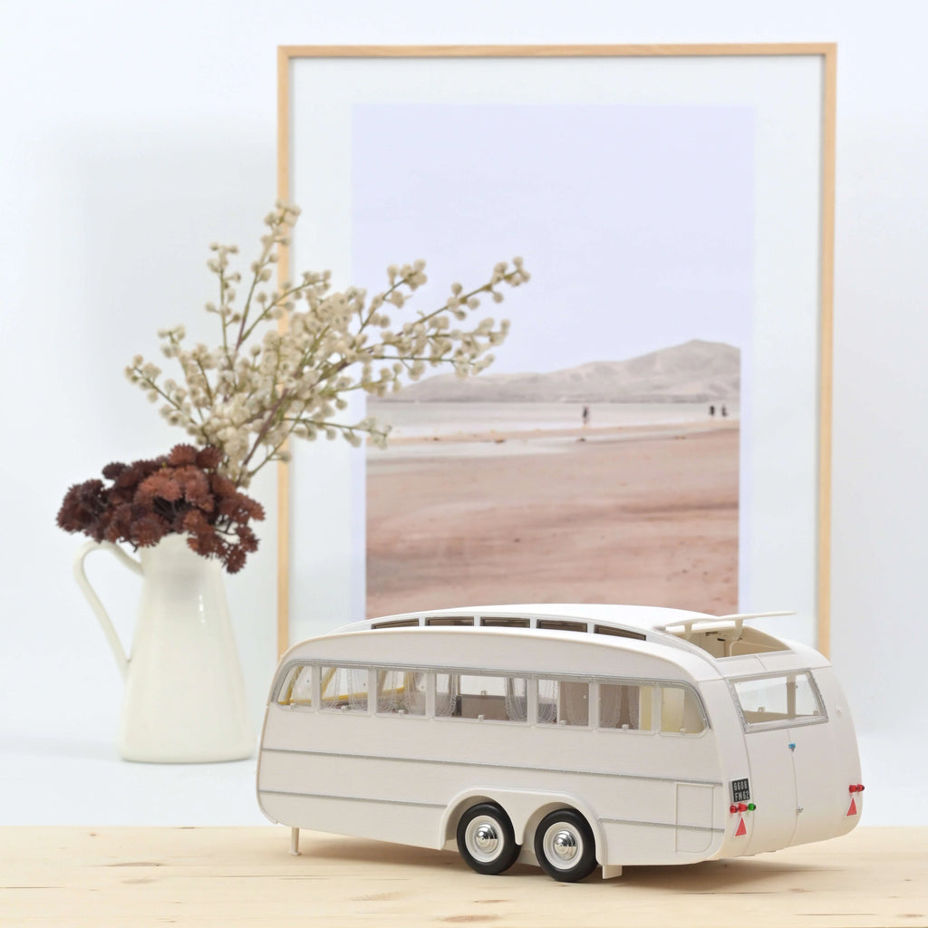 Peugeot 404 1965 Brun métallisé avec Caravane Hénon 1:18