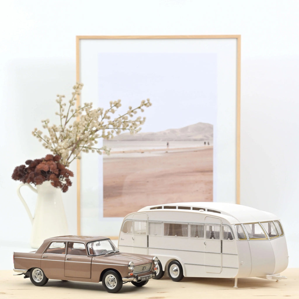 Peugeot 404 1965 Brun métallisé avec Caravane Hénon 1:18