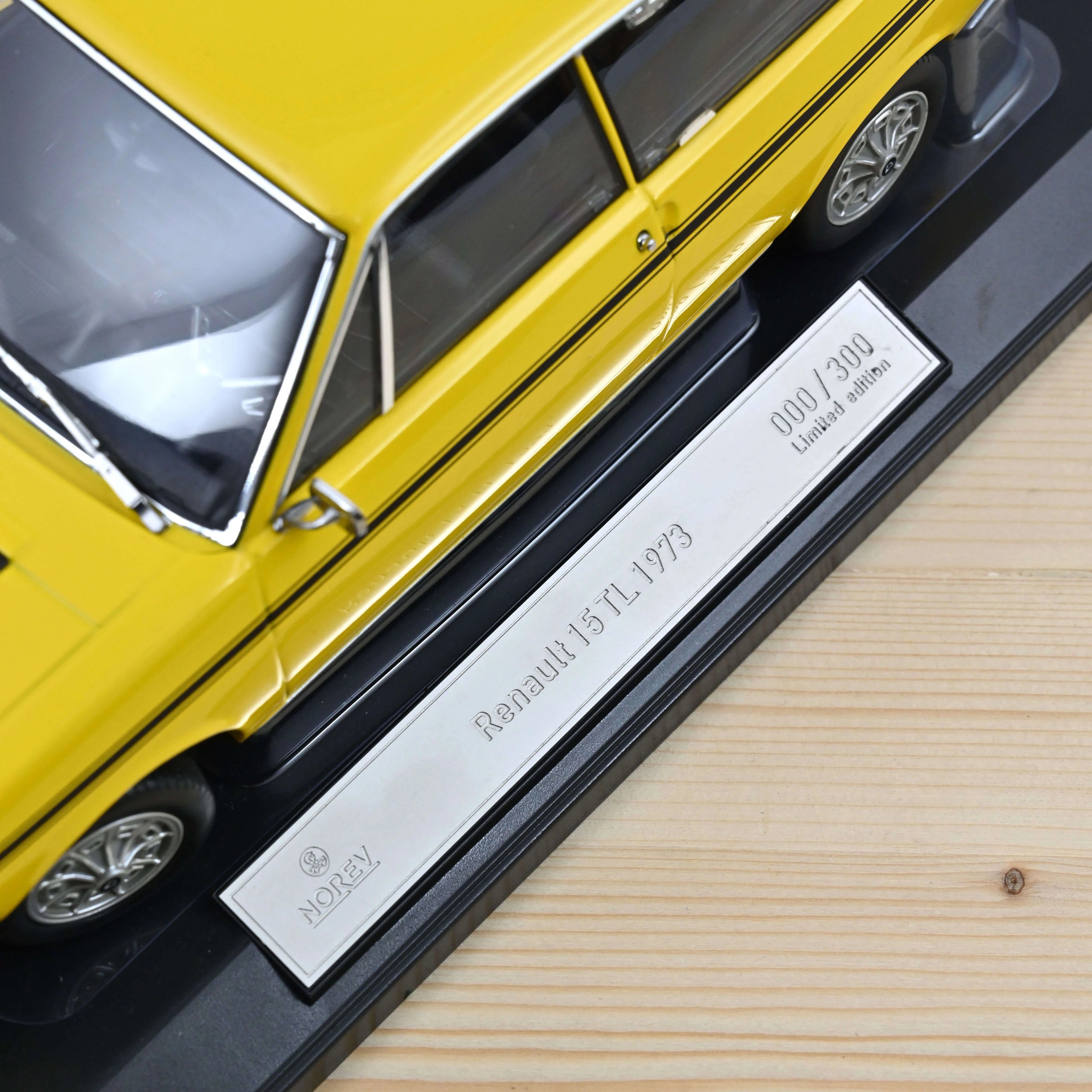 Renault 15 TL 1973 Yellow and Black 1:18 - 300pcs